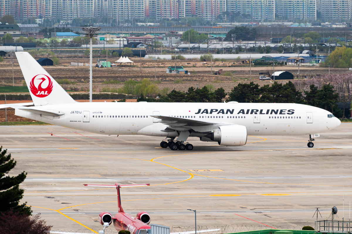 Full size: Japan Airlines Boeing 777-200ER JA701J at Seoul-Gimpo International Airport