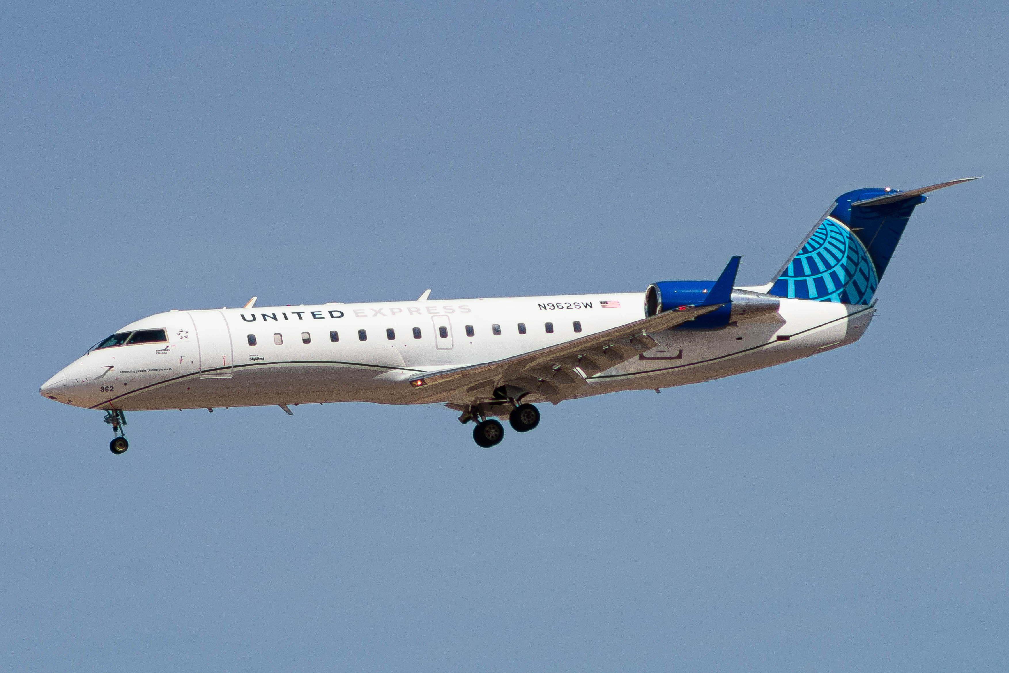 Full size: United Express Mitsubishi CRJ-200 N962SW at Boise Air Terminal/Gowen Field