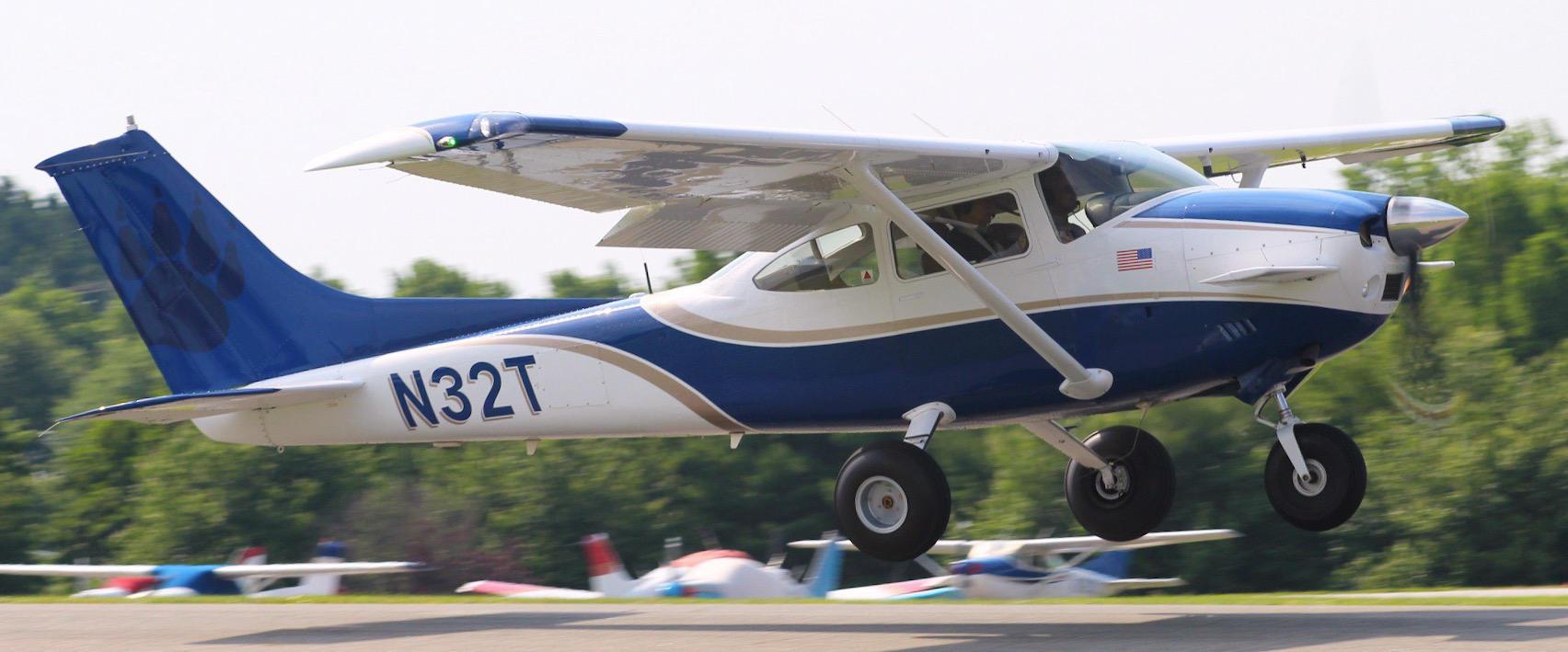Full size: PRIVATE Cessna 182 Skylane N32T at Brandywine Regional Airport