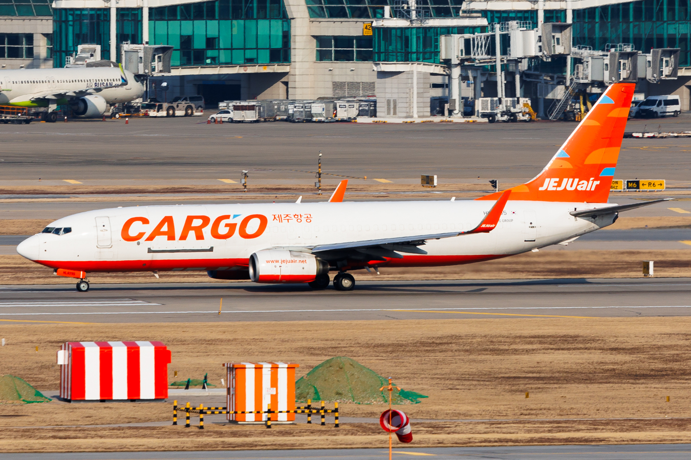 Full size: Jeju Air Cargo Boeing 737-800BCF HL8295 at Seoul-Incheon International Airport