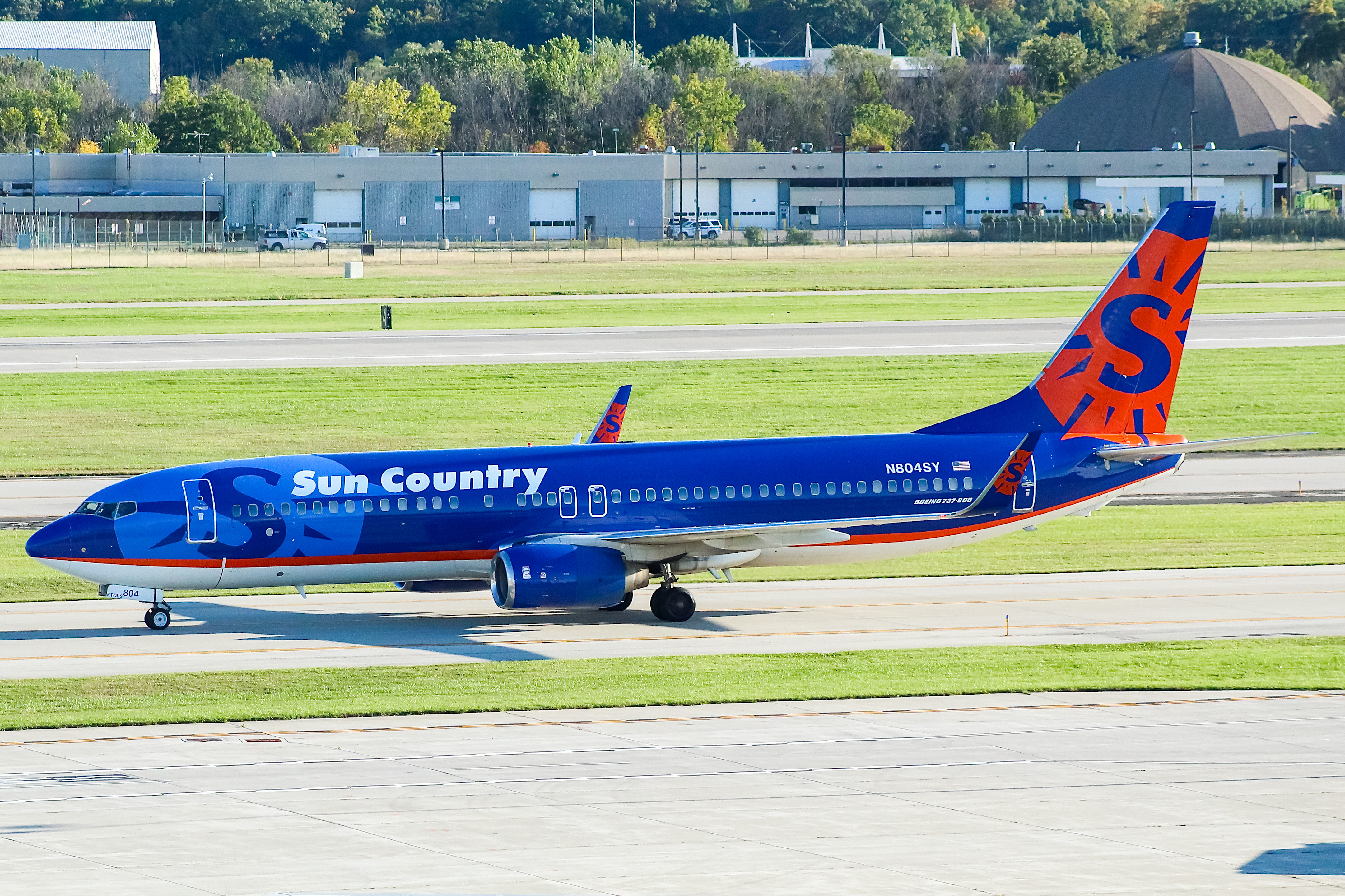Full size: Sun Country Airlines Boeing 737-800 N804SY at General Mitchell International Airport