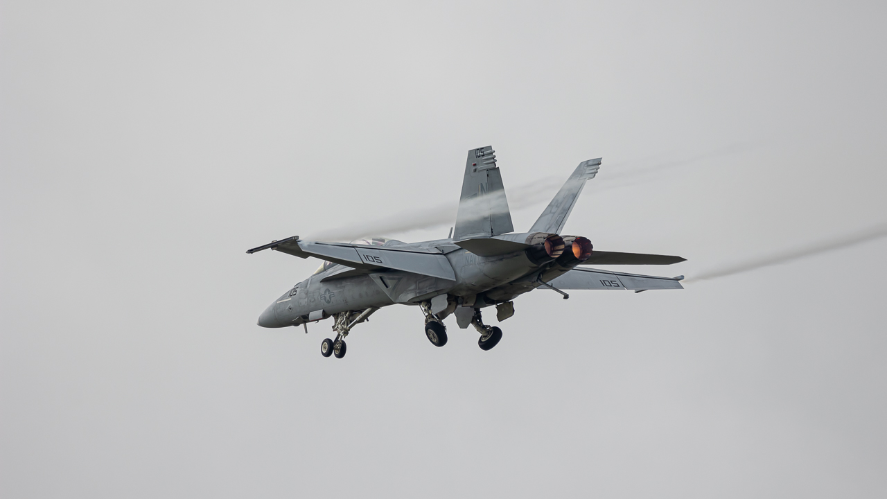 Full size: US Navy Boeing F/A-18E/F Super Hornet 166617 at James M Cox Dayton International Airport