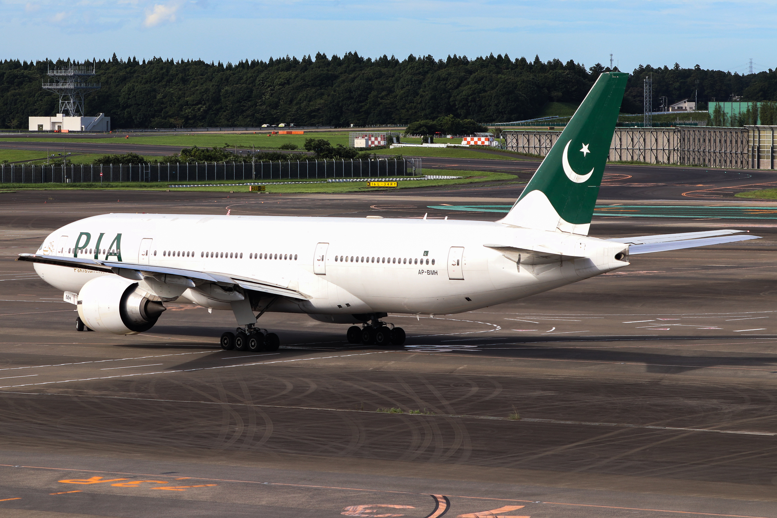Full size: Pakistan International Airlines Boeing 777-200ER AP-BMH at Tokyo-Narita International Airport