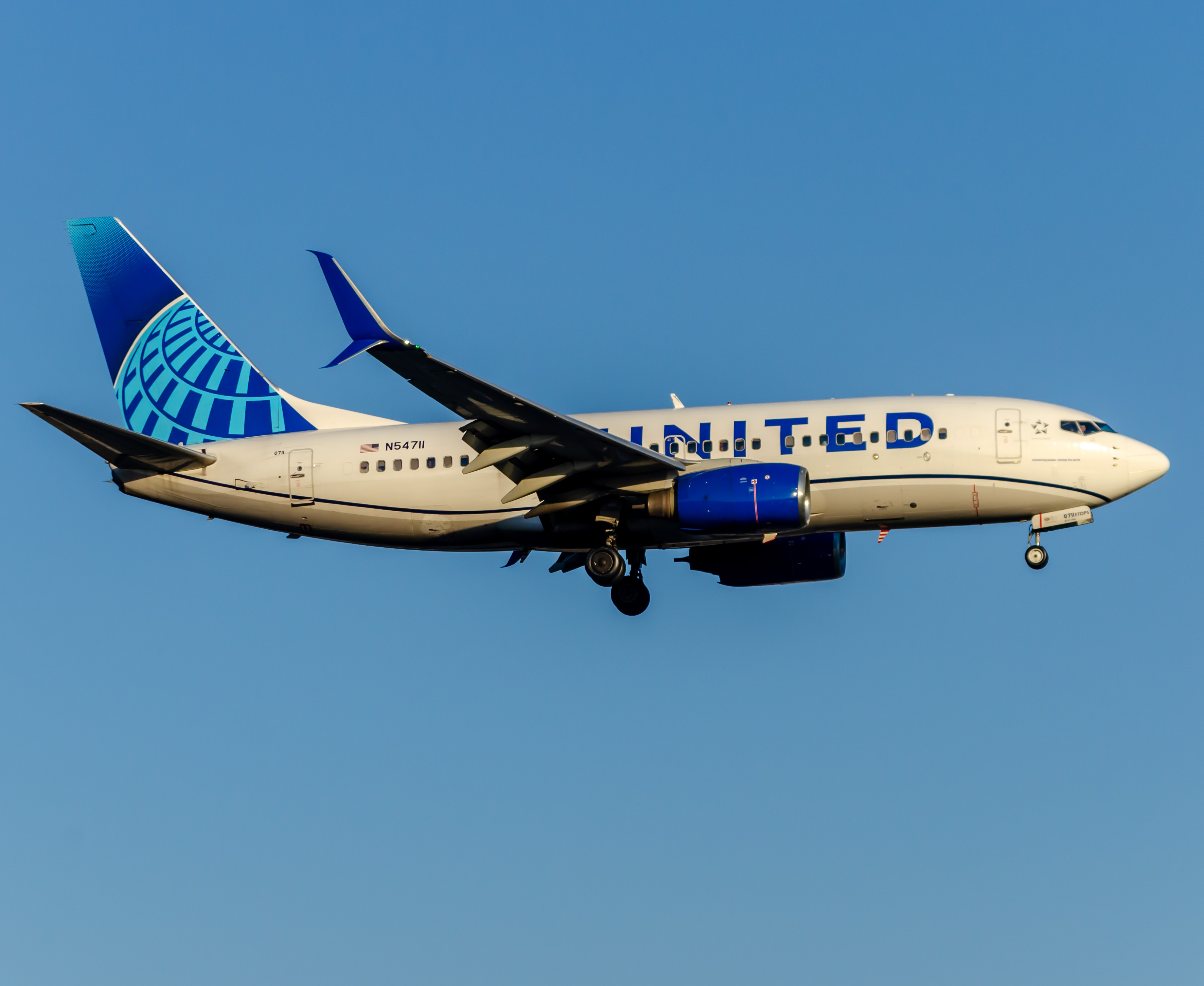 Full size: United Airlines Boeing 737-700 N54711 at Newark Liberty International Airport