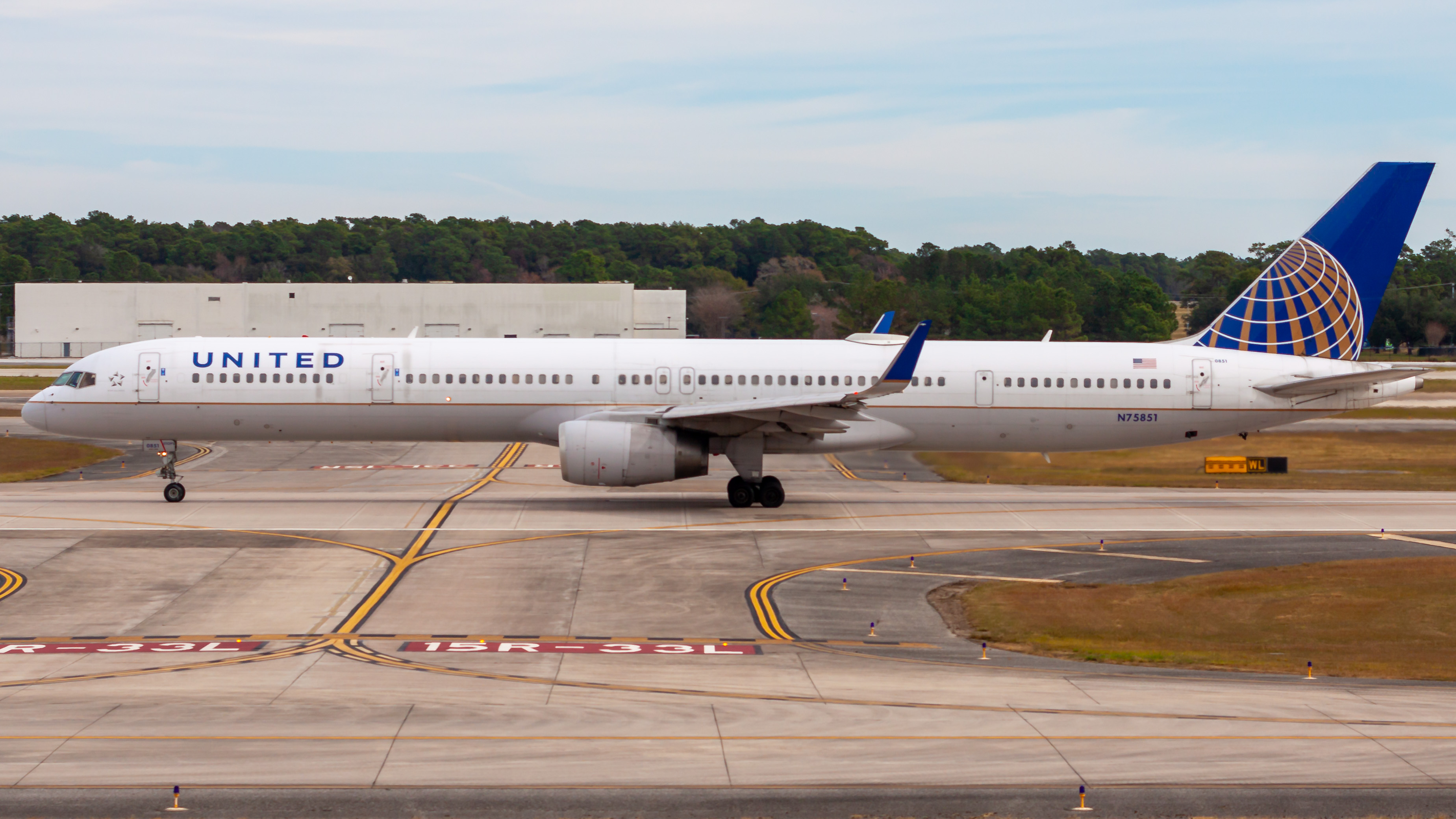 Full size: United Airlines Boeing 757-300 N75851 at Houston-George Bush Intercontinental Airport