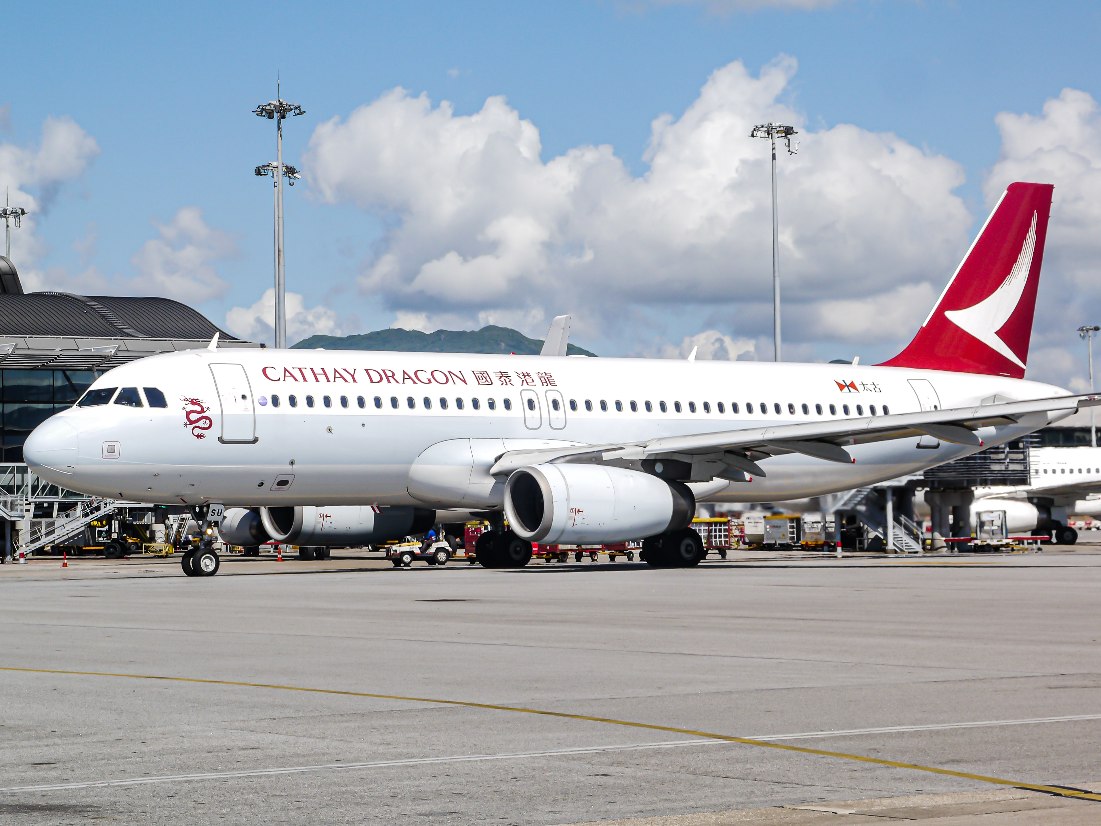 Full size: Cathay Dragon Airbus A320 B-HSU at Hong Kong International Airport