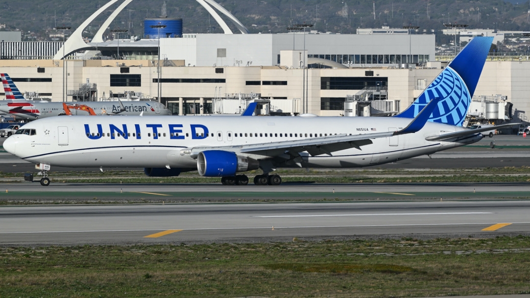 Full size: United Airlines Boeing 767-300ER N651UA at Los Angeles International Airport