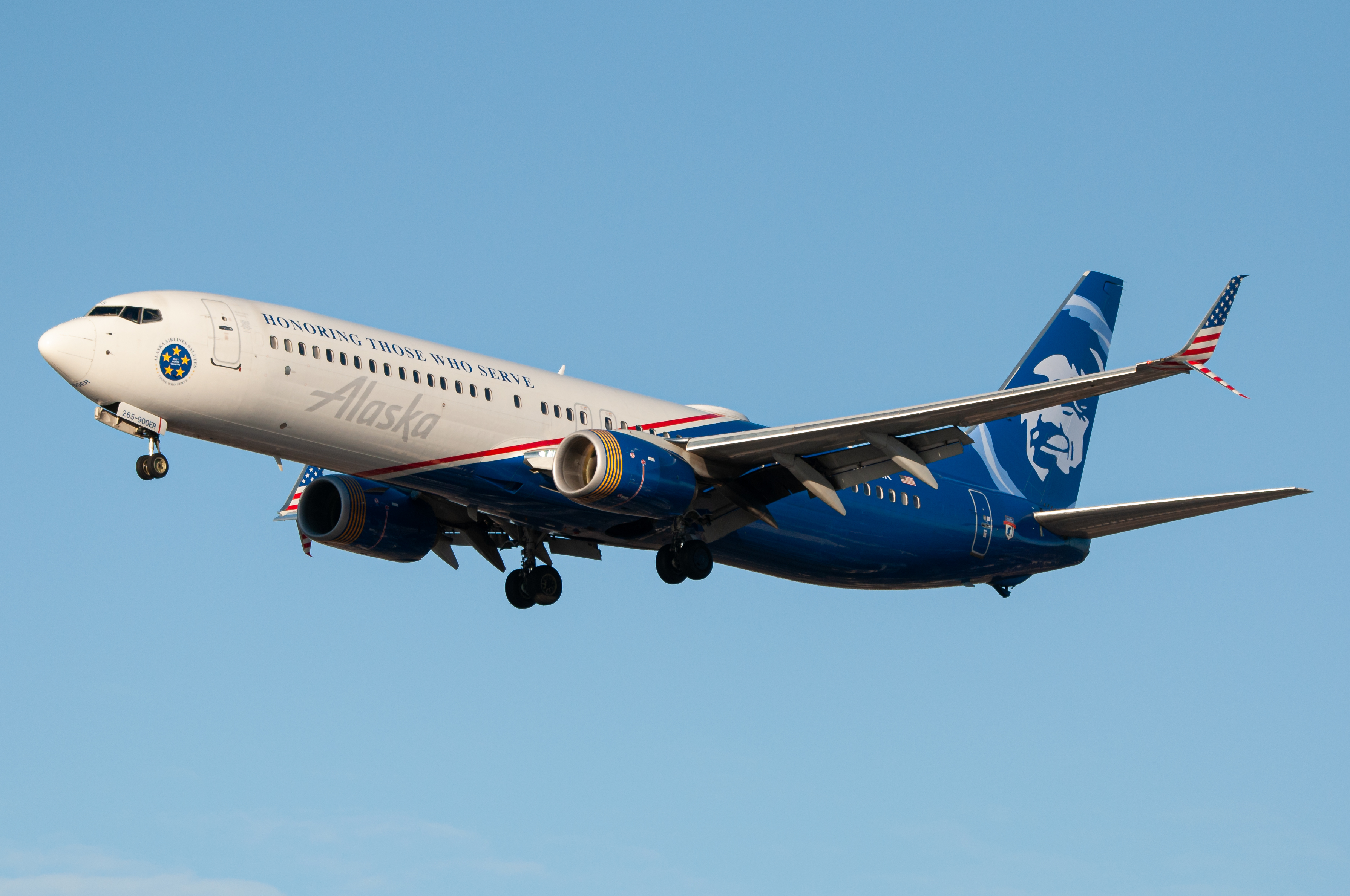 Full size: Alaska Airlines Boeing 737-900ER N265AK at Chicago O'Hare International Airport