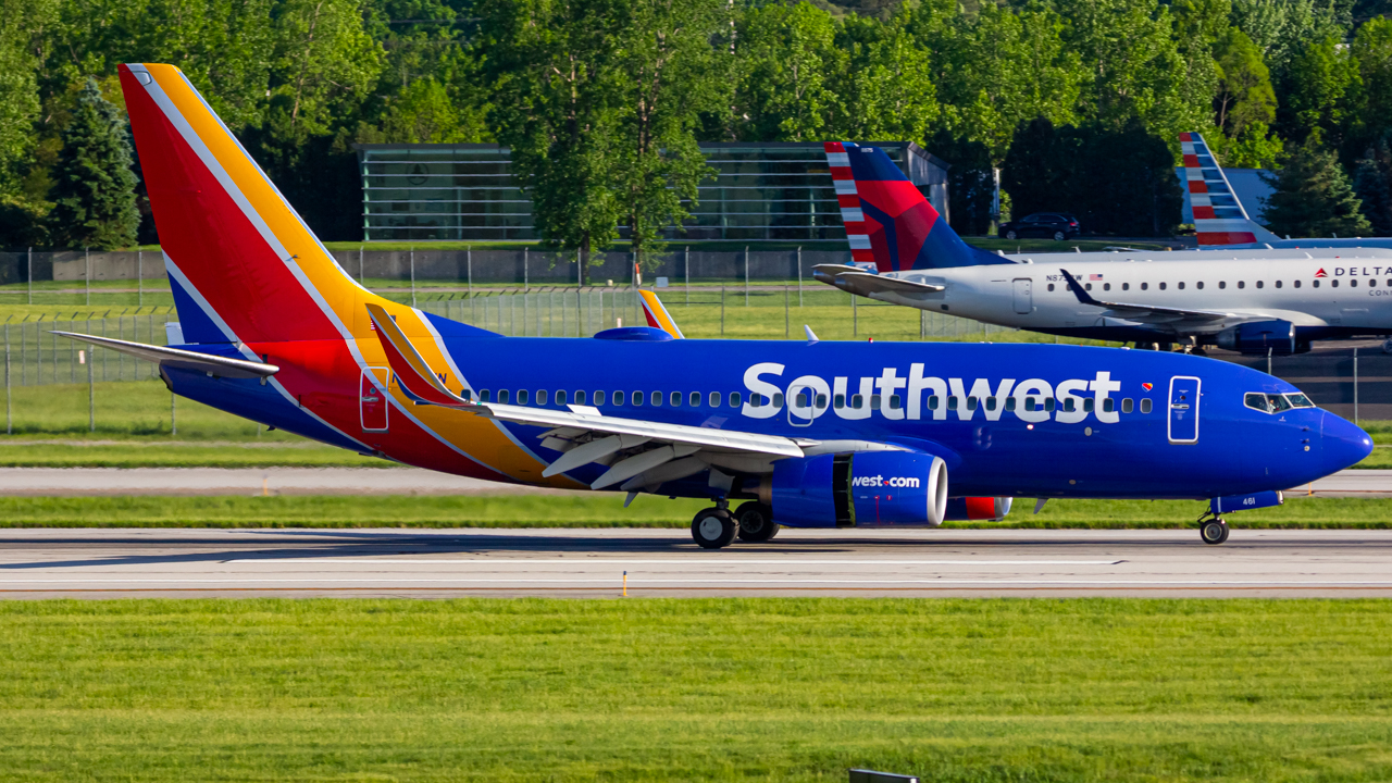 Full size: Southwest Airlines Boeing 737-700 N461WN at John Glenn Columbus International Airport