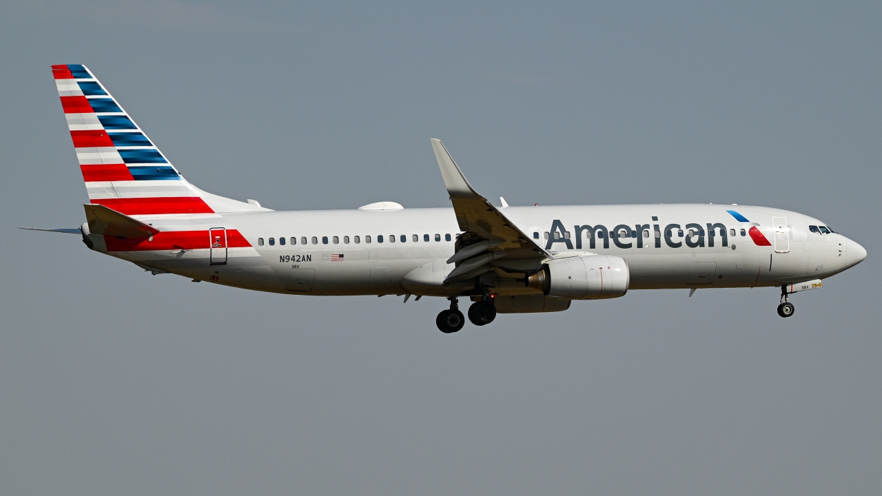 Full size: American Airlines Boeing 737-800 N942AN at Dallas-Fort Worth International Airport