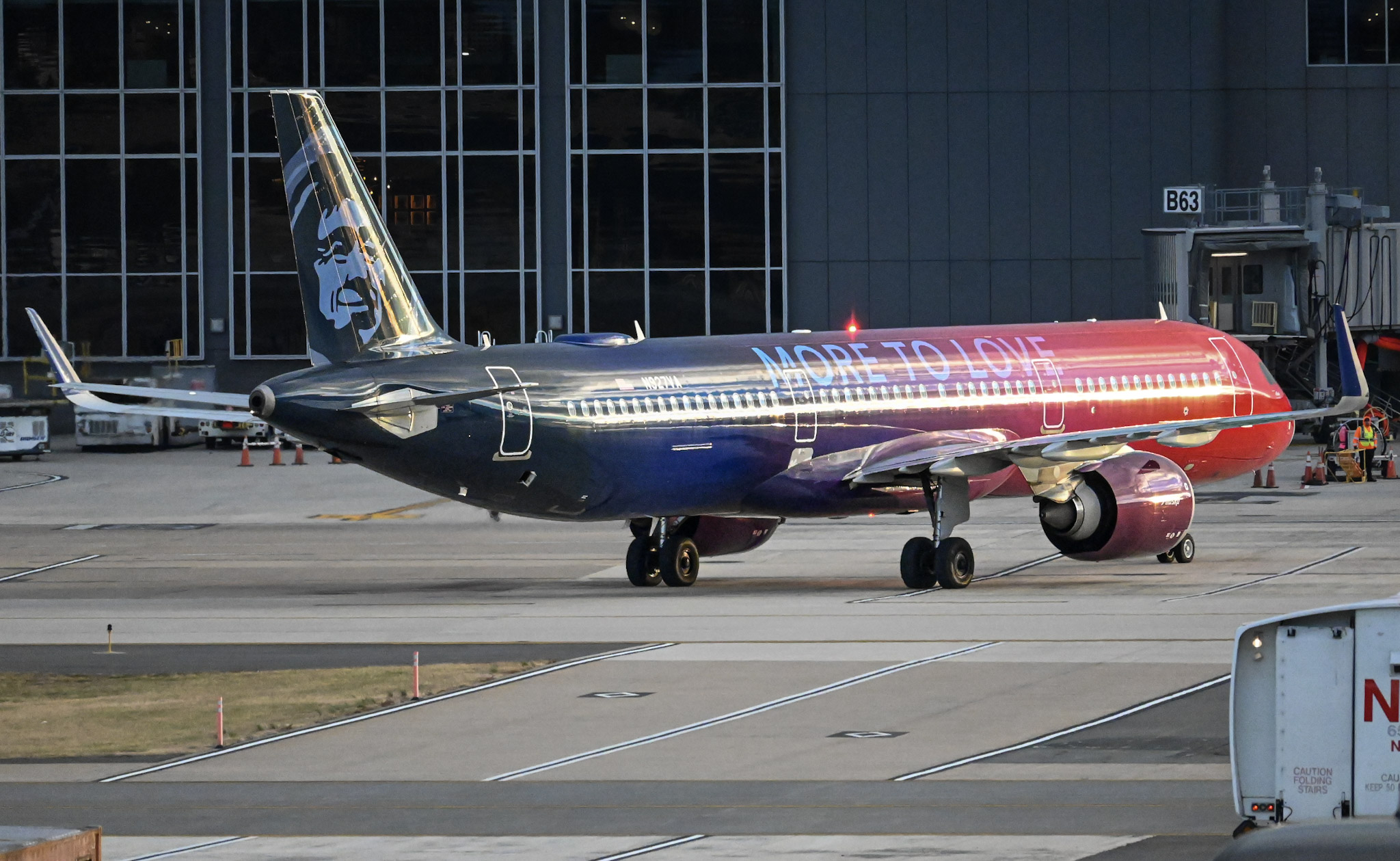 Full size: Alaska Airlines Airbus A321NEO N927VA at Washington Dulles International Airport
