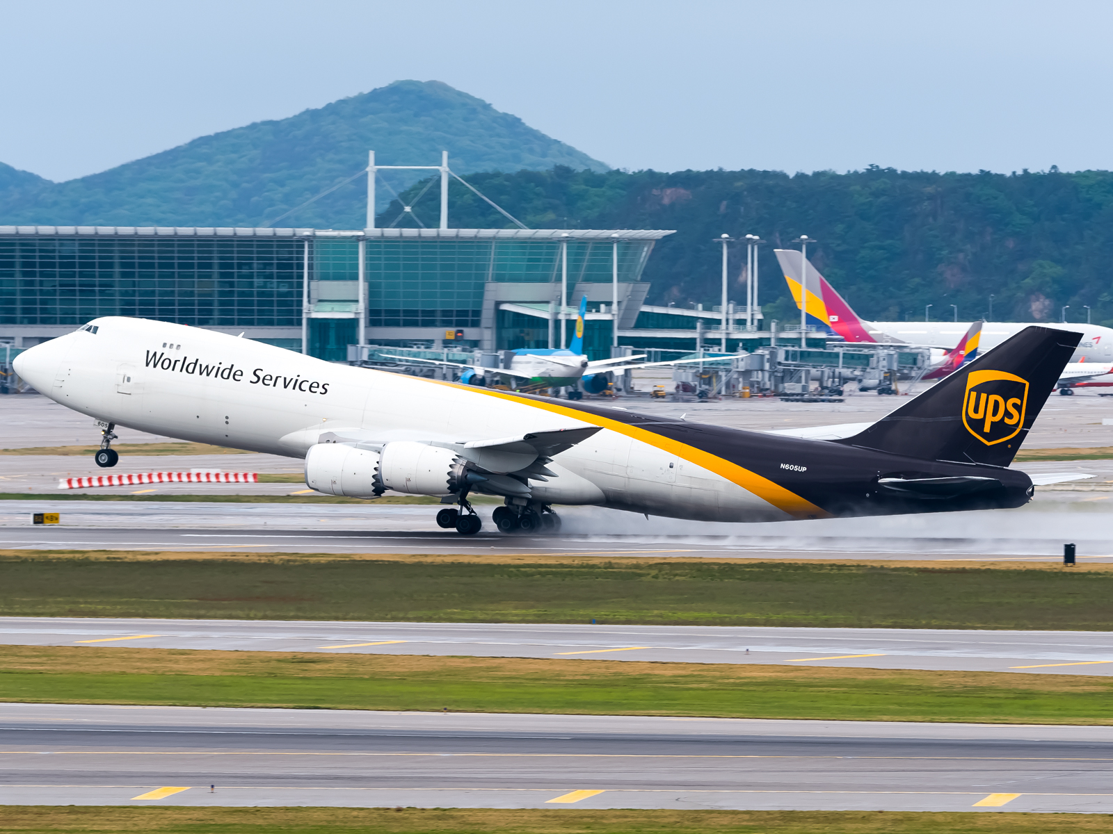Full size: United Parcel Service Boeing 747-8F N605UP at Seoul-Incheon International Airport