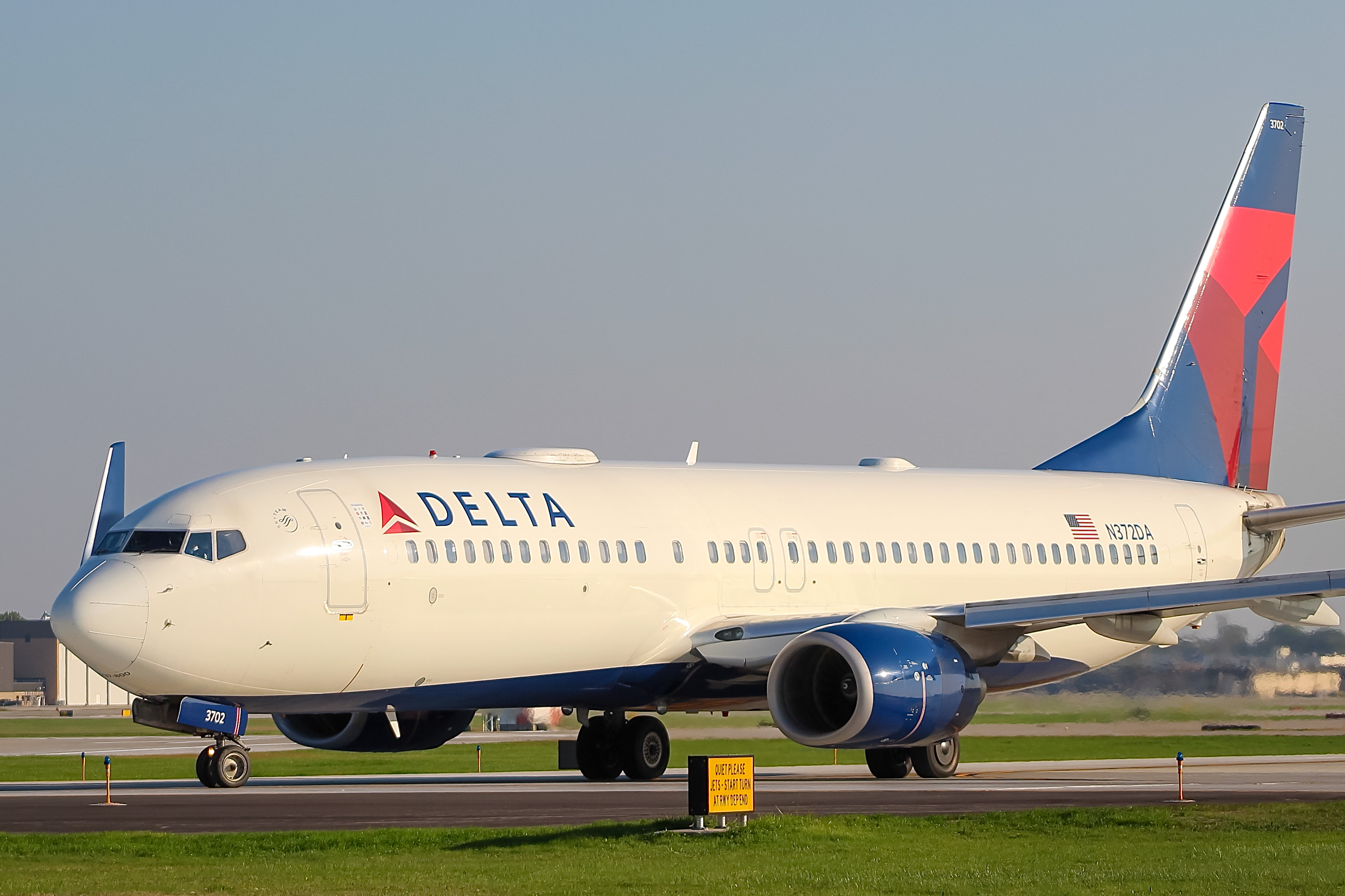 Full size: Delta Airlines Boeing 737-800 N372DA at General Mitchell International Airport