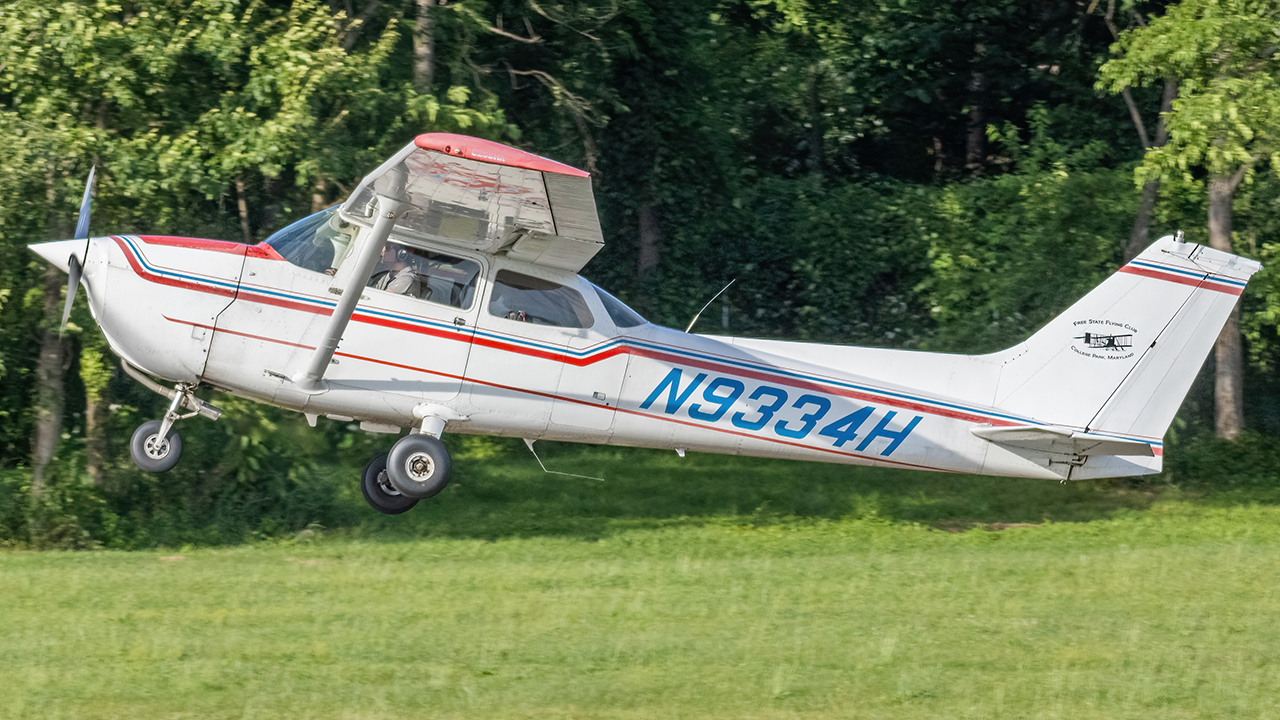 Full size: PRIVATE Cessna 172 N9334H at College Park Airport