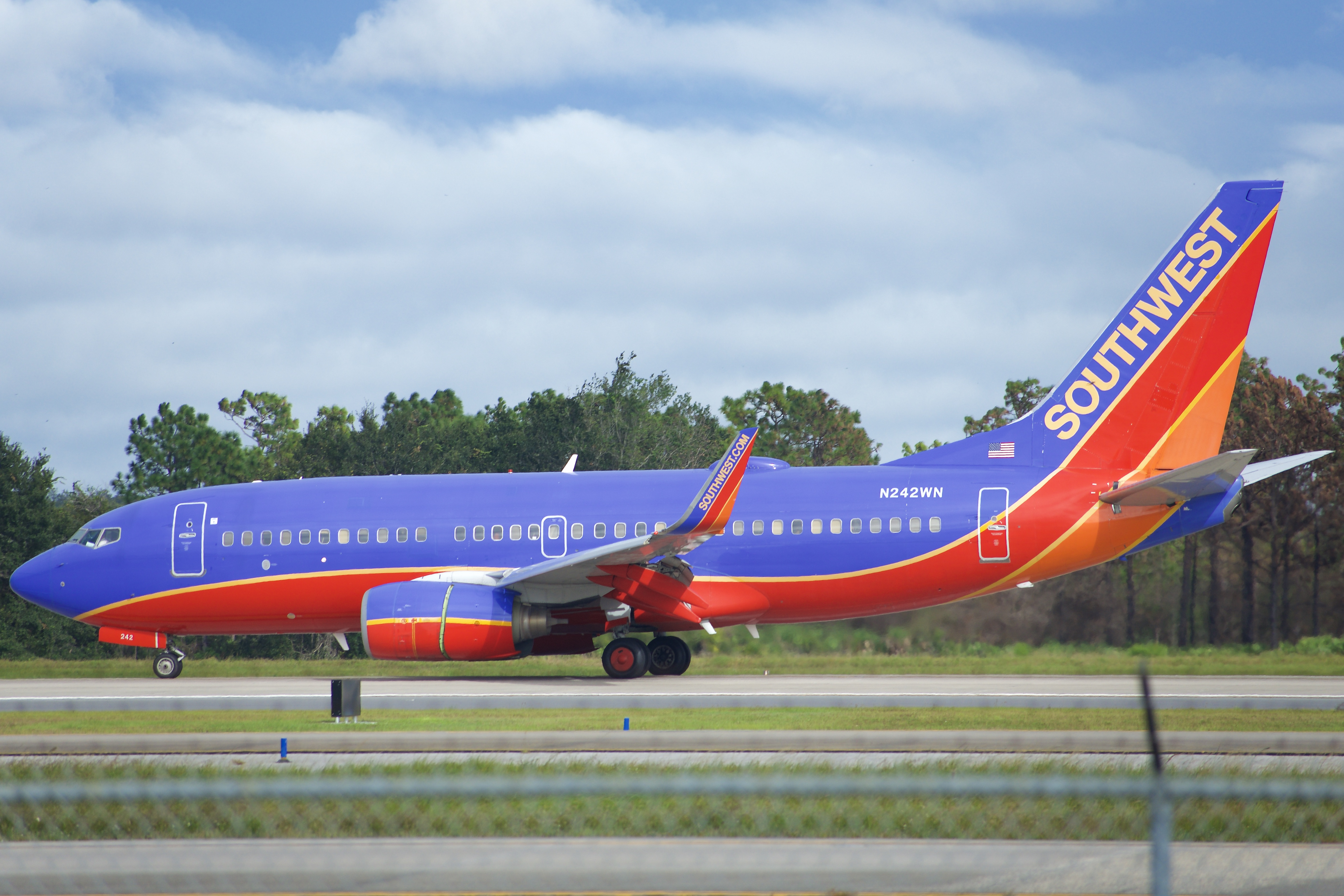 Full size: Southwest Airlines Boeing 737-700 N242WN at Orlando International Airport