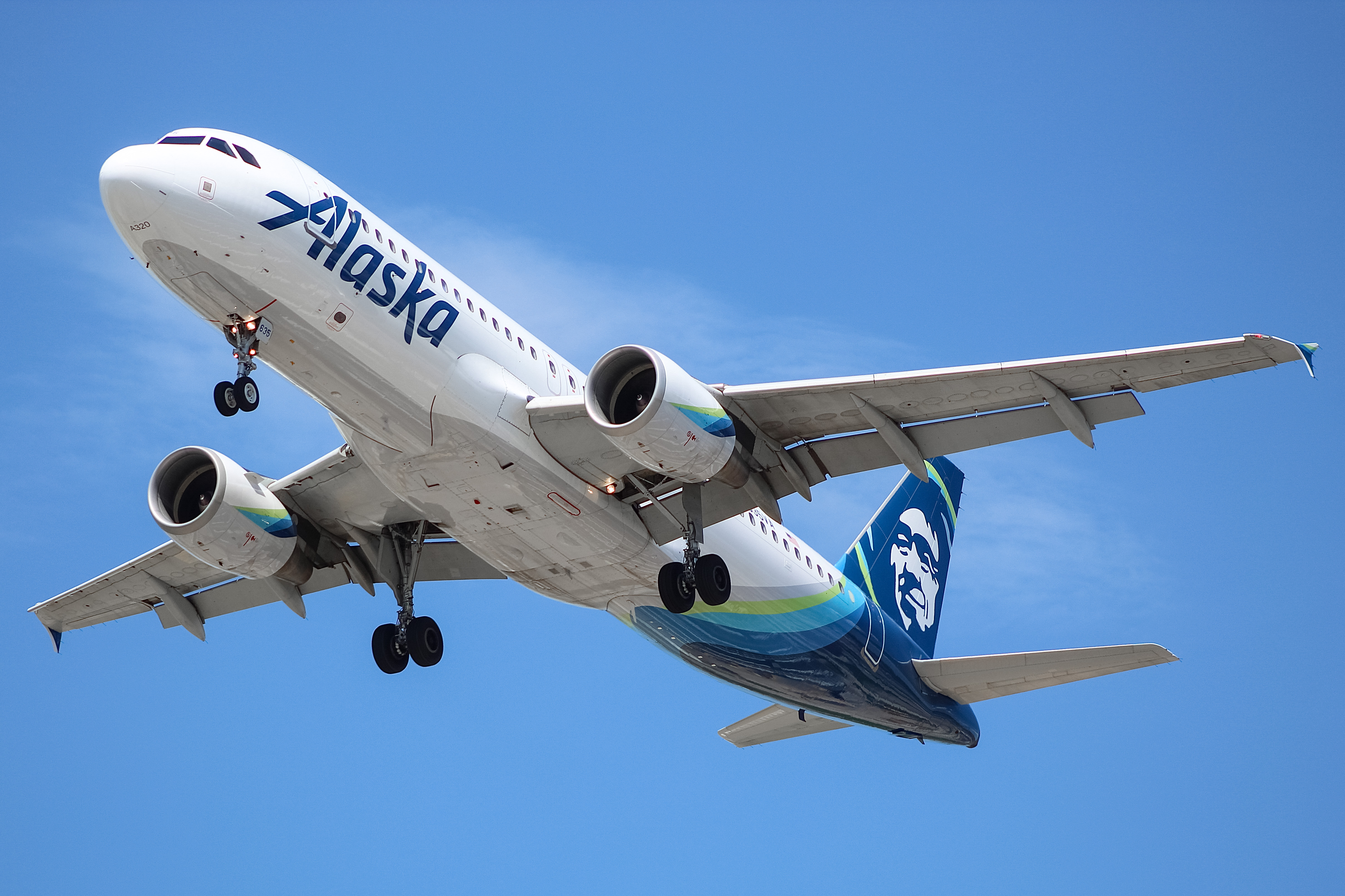 Full size: Alaska Airlines Airbus A320 N635VA at Chicago O'Hare International Airport