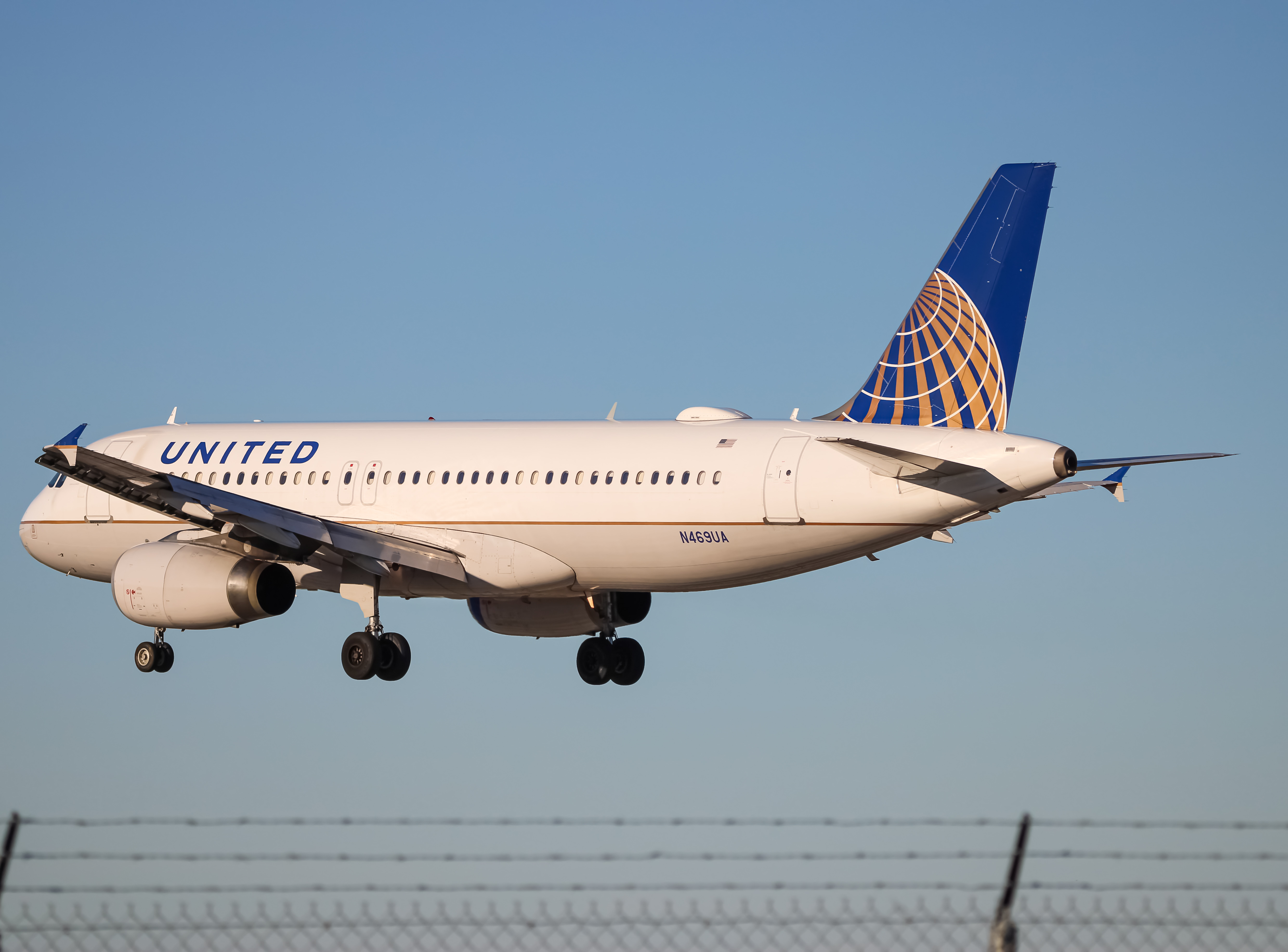 Full size: United Airlines Airbus A320 N469UA at Baltimore/Washington International Thurgood Marshall Airport