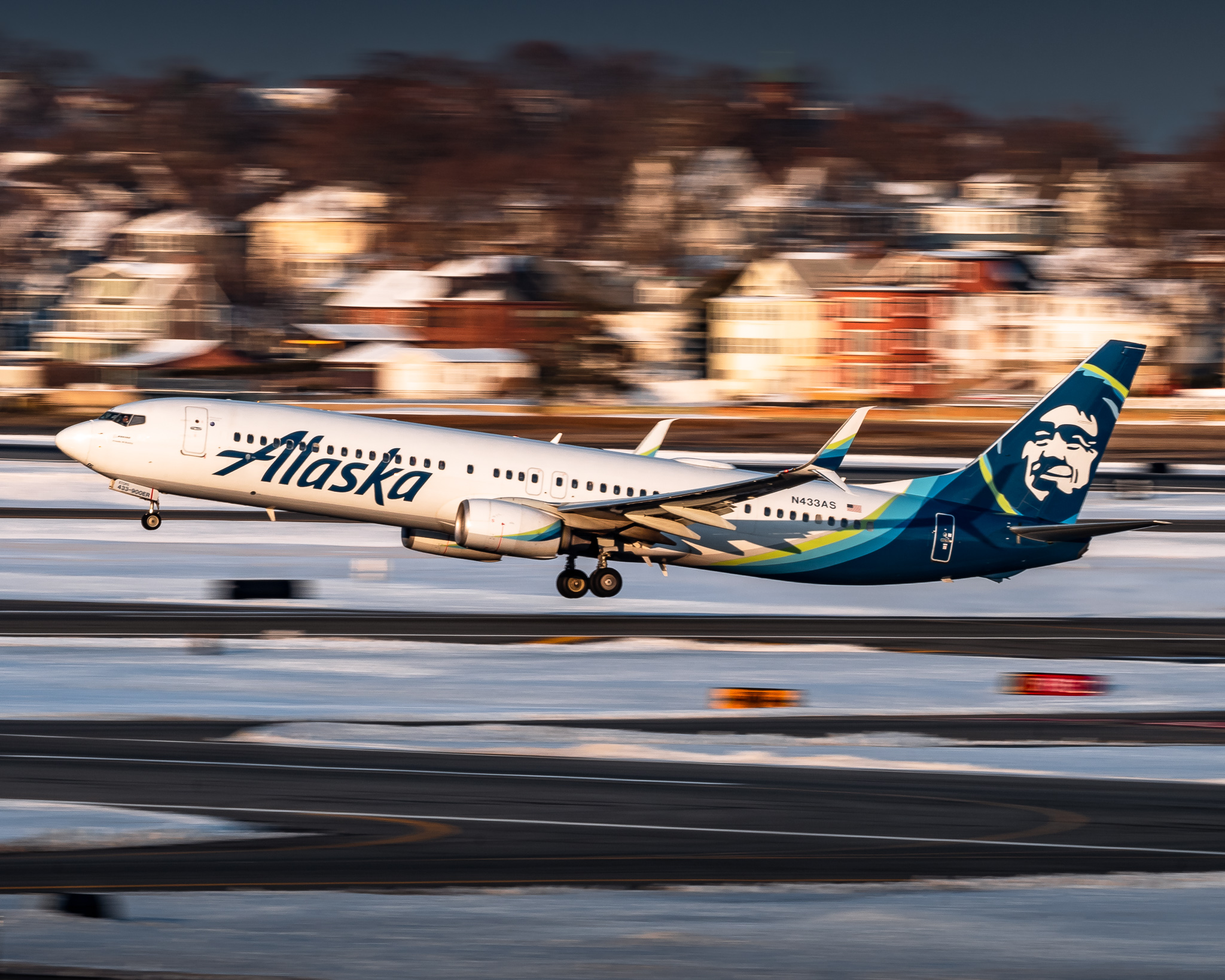 Full size: Alaska Airlines Boeing 737-900ER N433AS at General Edward Lawrence Logan International Airport
