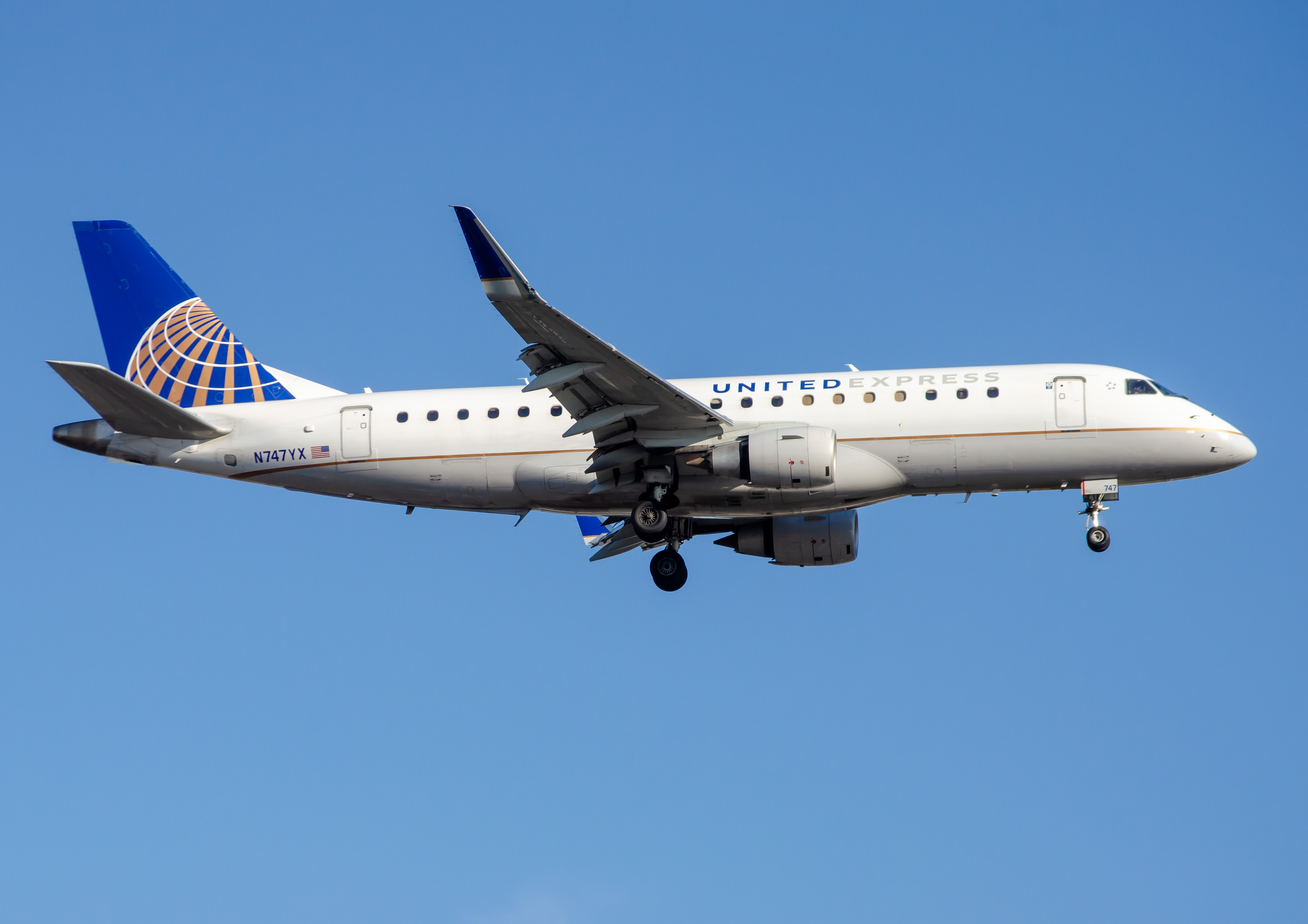 Full size: United Airlines Embraer E175 N747YX at Newark Liberty International Airport