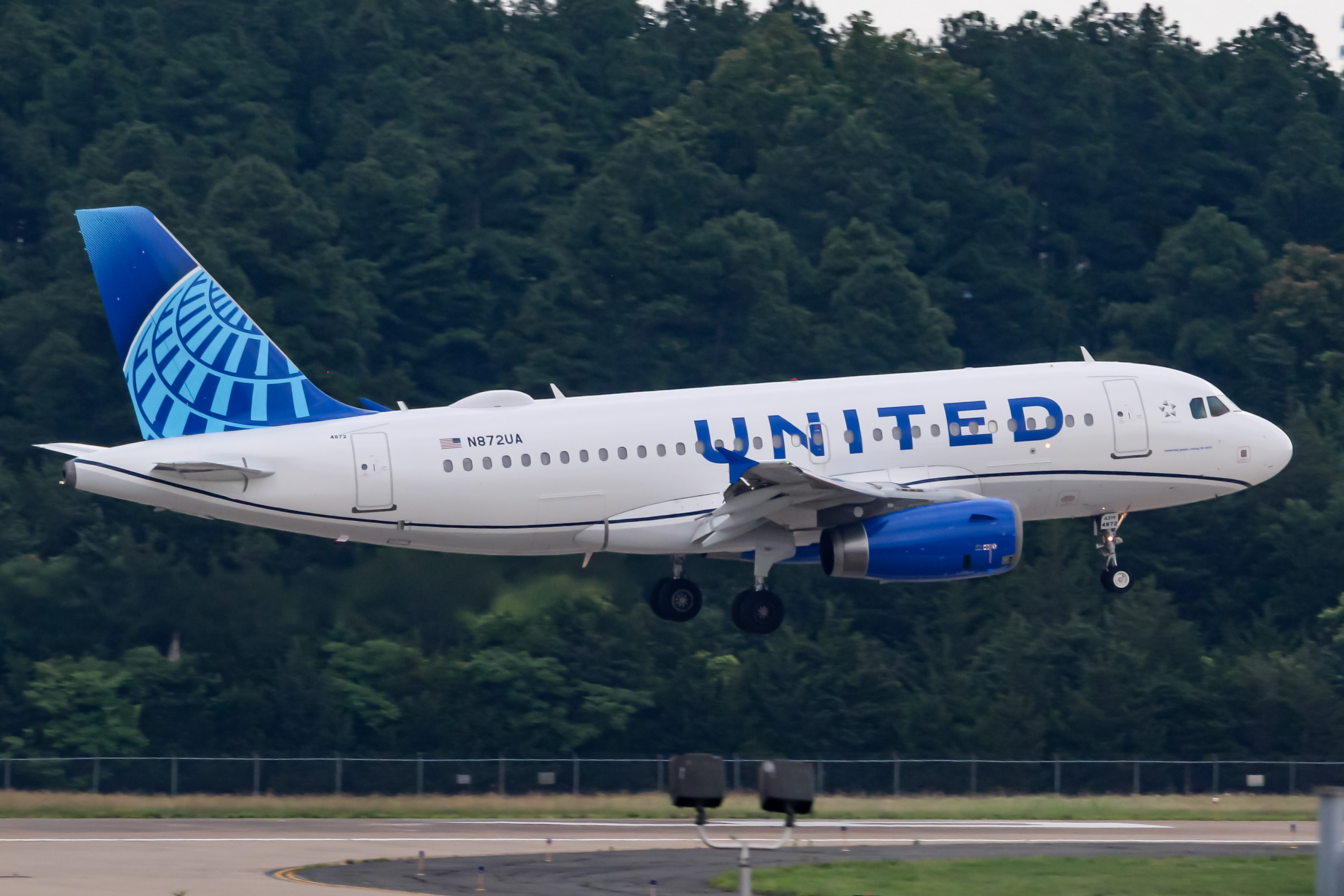 Full size: United Airlines Airbus A319 N872UA at Washington Dulles International Airport