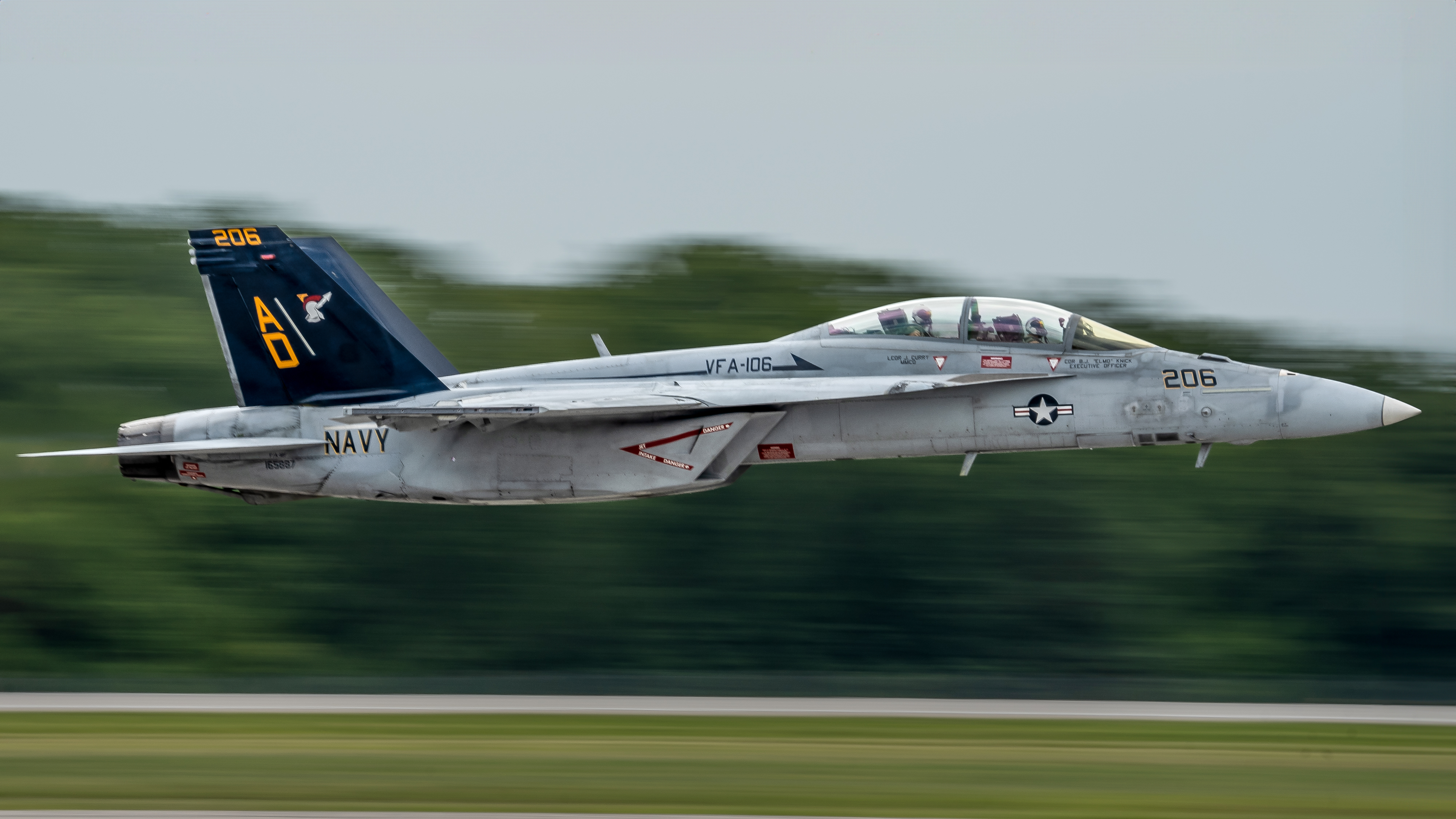 Full size: US Navy Boeing F/A-18E/F Super Hornet 165887 at Rickenbacker International Airport