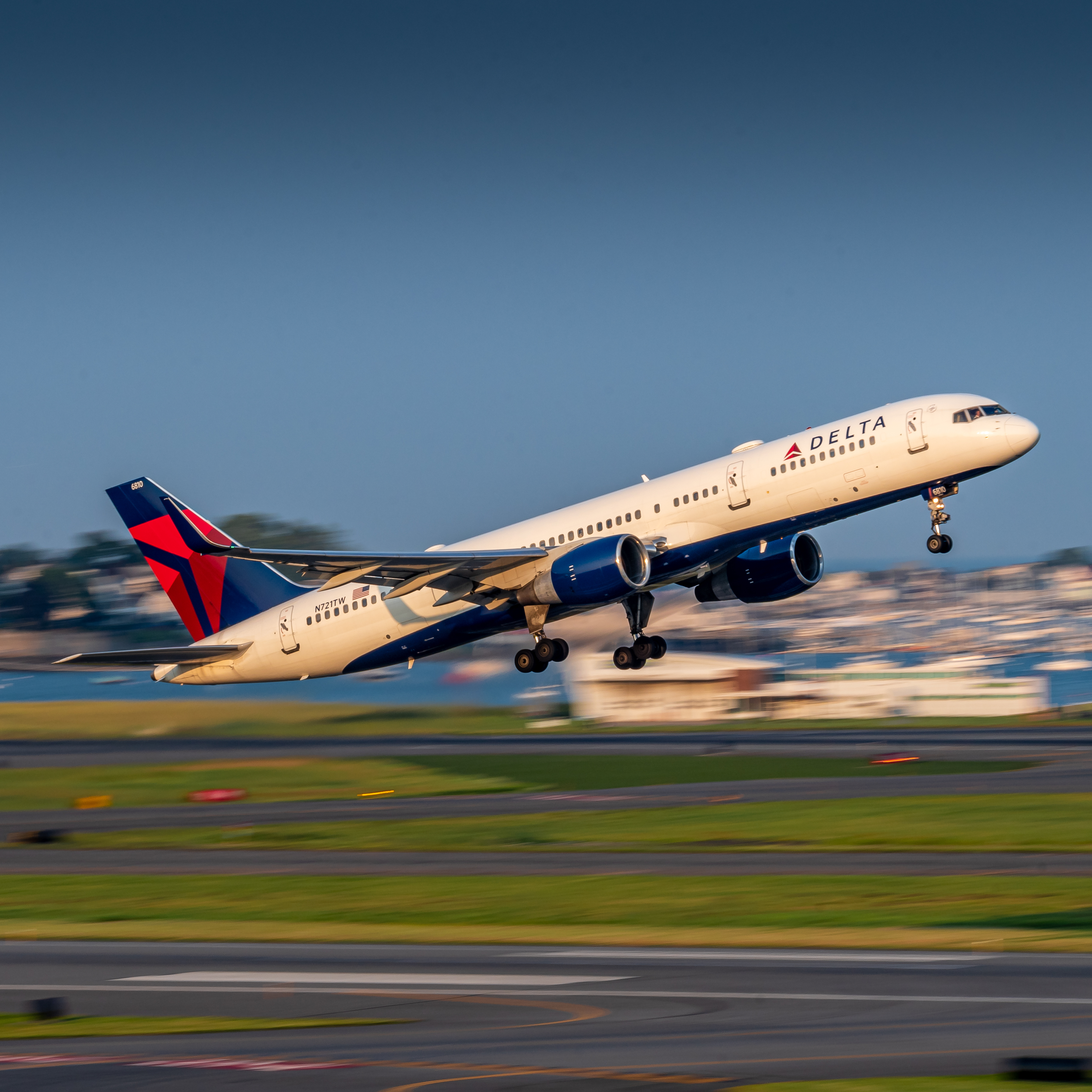Full size: Delta Airlines Boeing 757-200 N721TW at General Edward Lawrence Logan International Airport