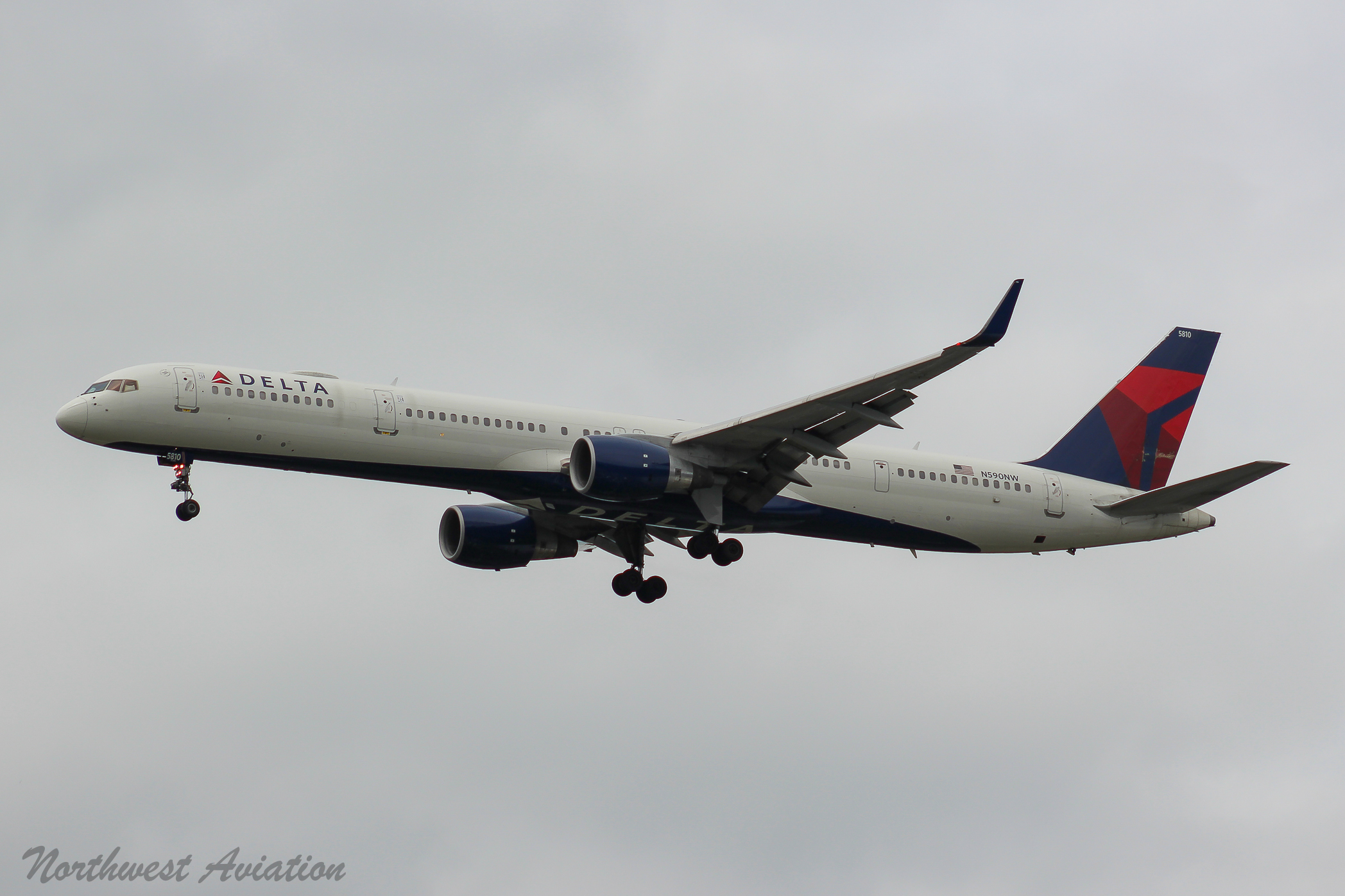 Full size: Delta Airlines Boeing 757-300 N590NW at Seattle-Tacoma International Airport