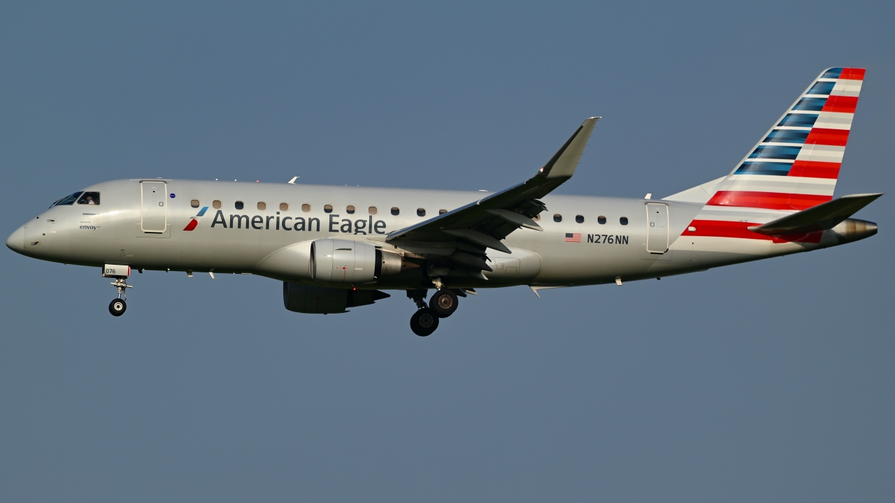 Full size: American Eagle Embraer E175 N276NN at Dallas-Fort Worth International Airport