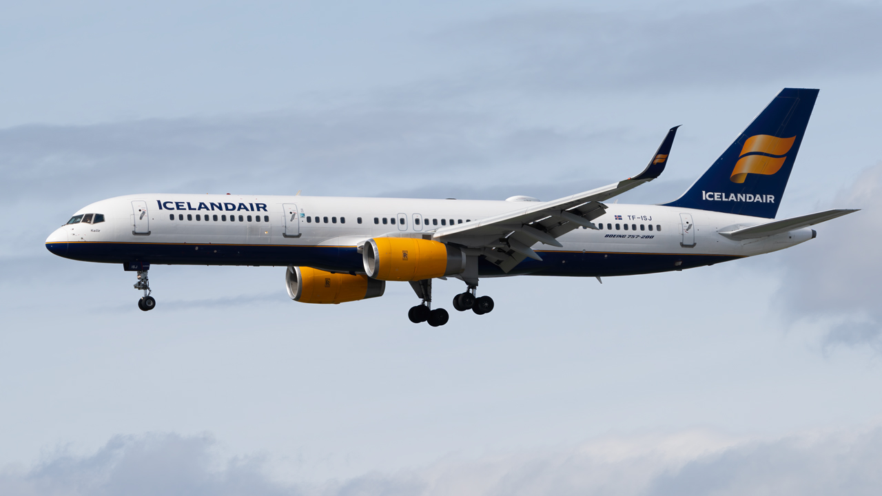 Full size: Icelandair Boeing 757-200 TF-ISJ at Vancouver International Airport