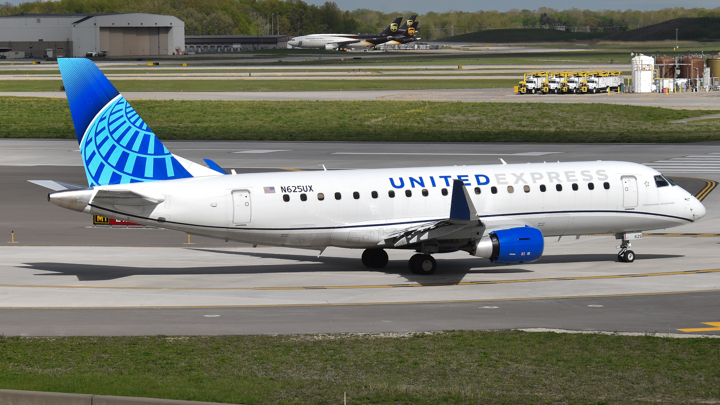 Full size: United Express Embraer E175 N625UX at Detroit Metro Wayne County Airport