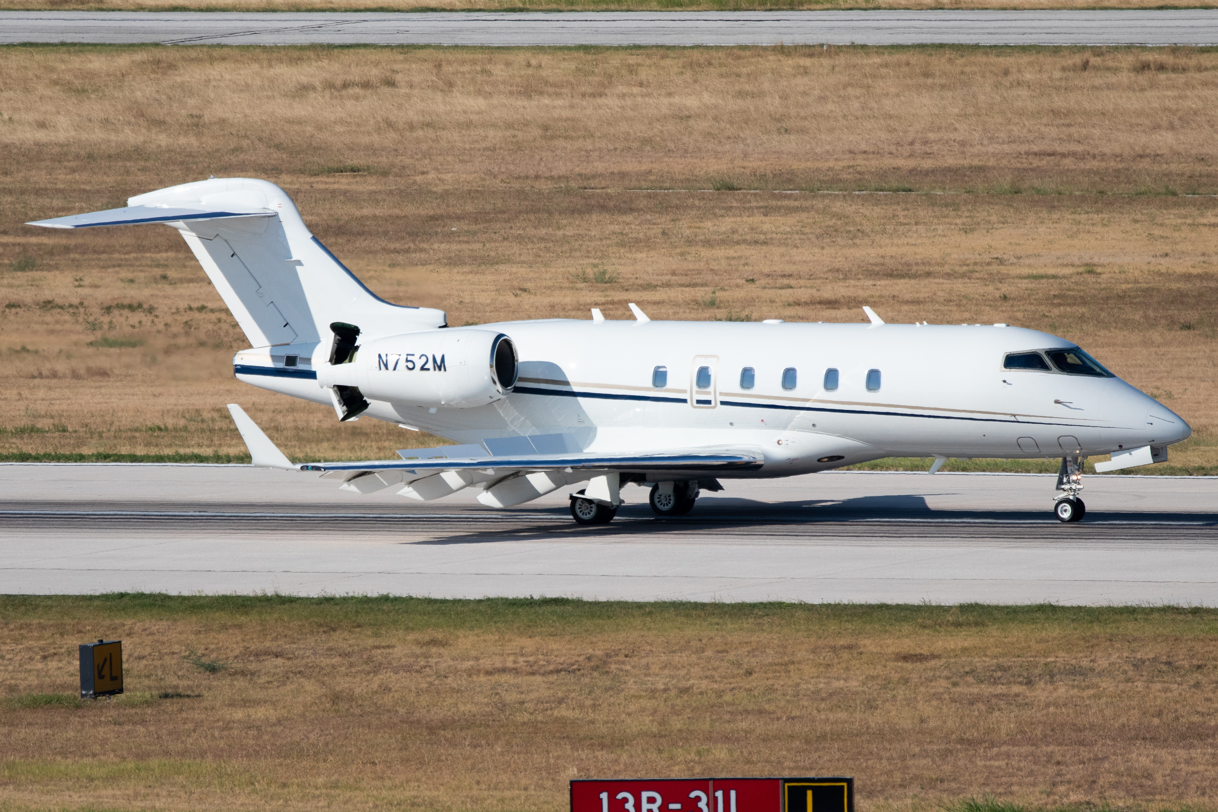 Full size: PRIVATE Bombardier Challenger 300 N752M at San Antonio International Airport
