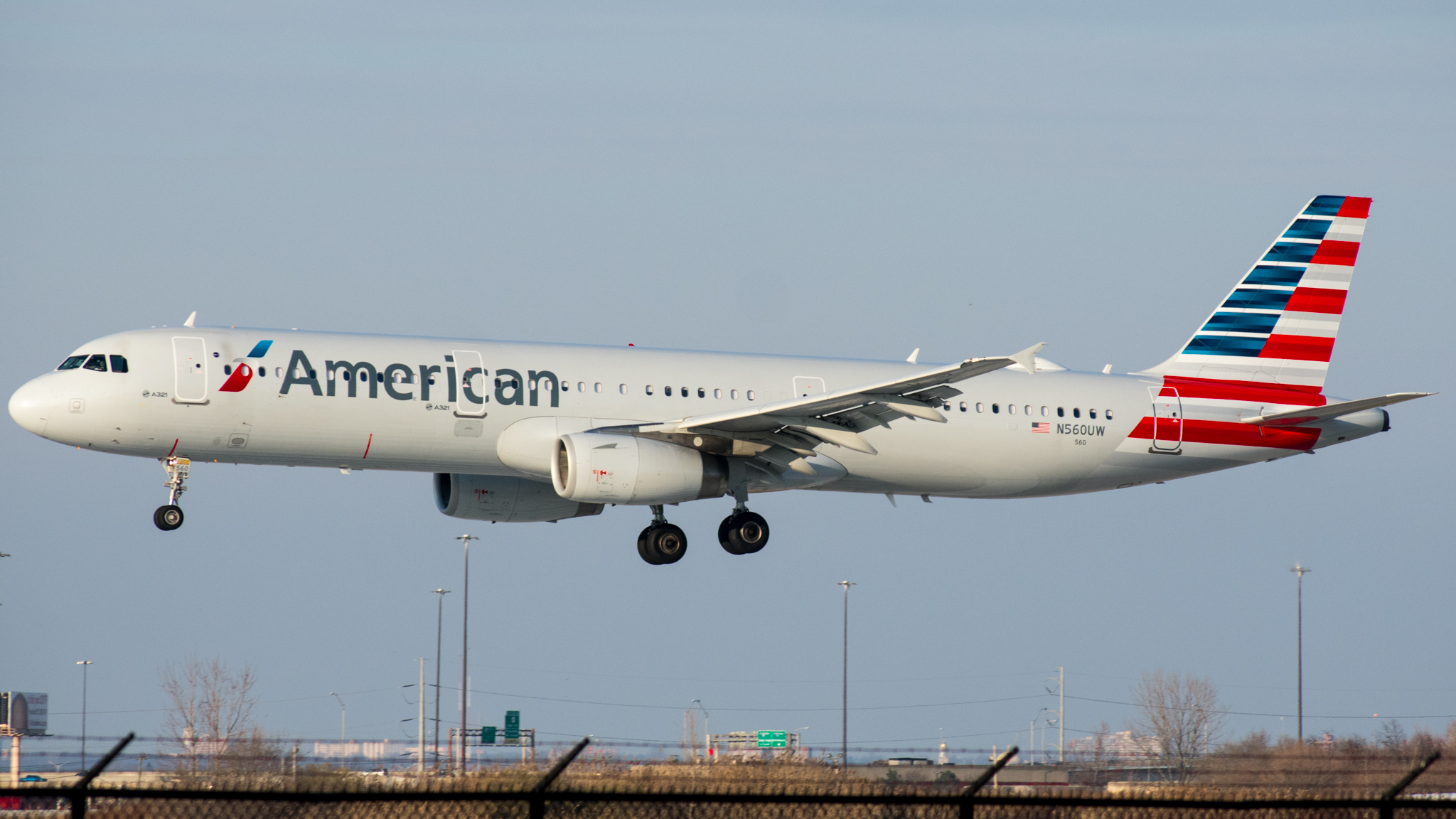 Full size: American Airlines Airbus A321-200 N560UW at Philadelphia International Airport