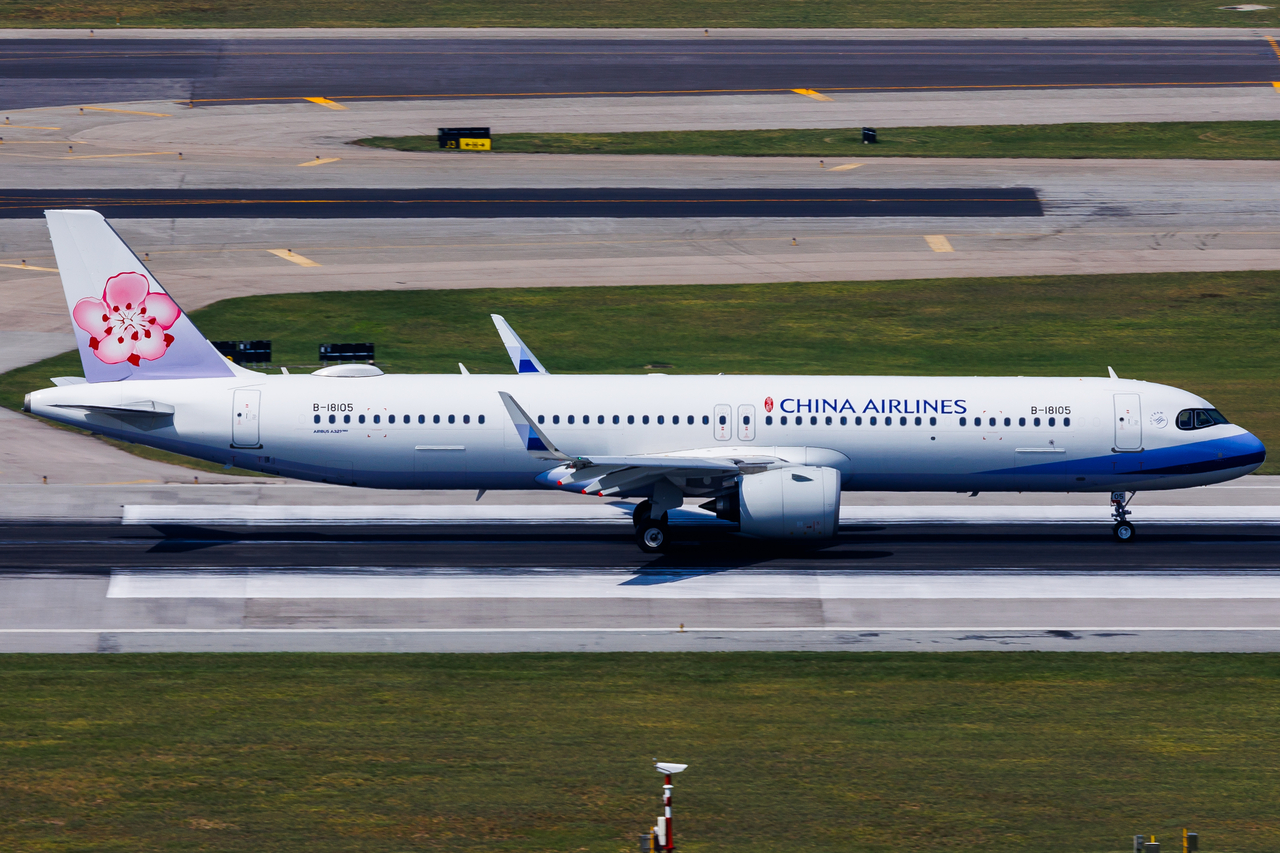 Full size: China Airlines Airbus A321NEO B-18105 at Hong Kong International Airport