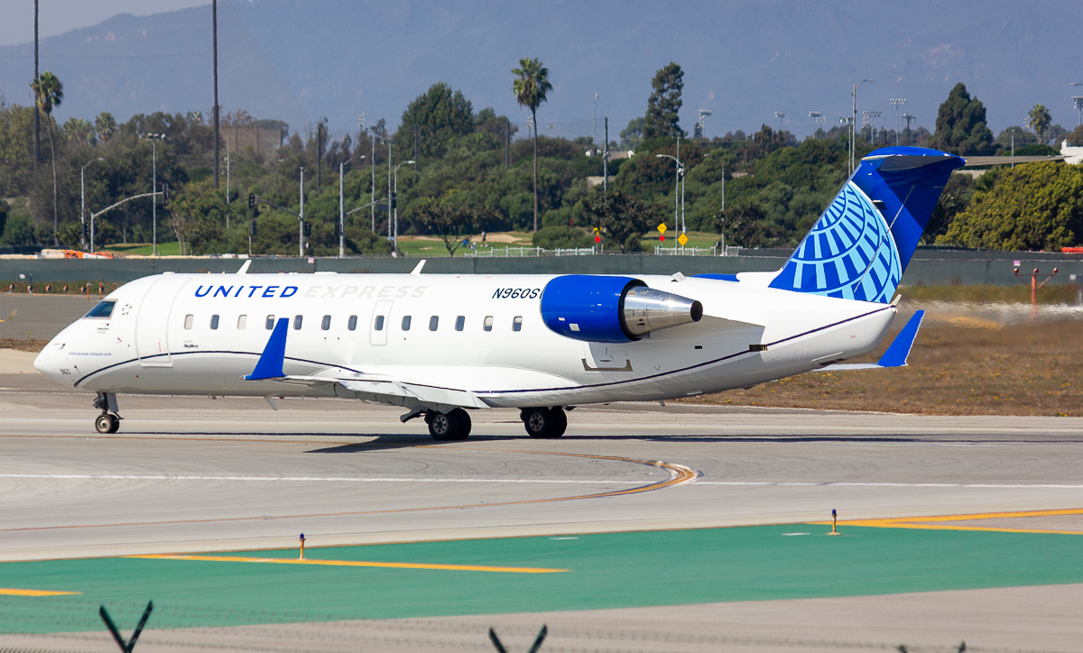 Full size: United Express Mitsubishi CRJ-200 N960SW at Los Angeles International Airport