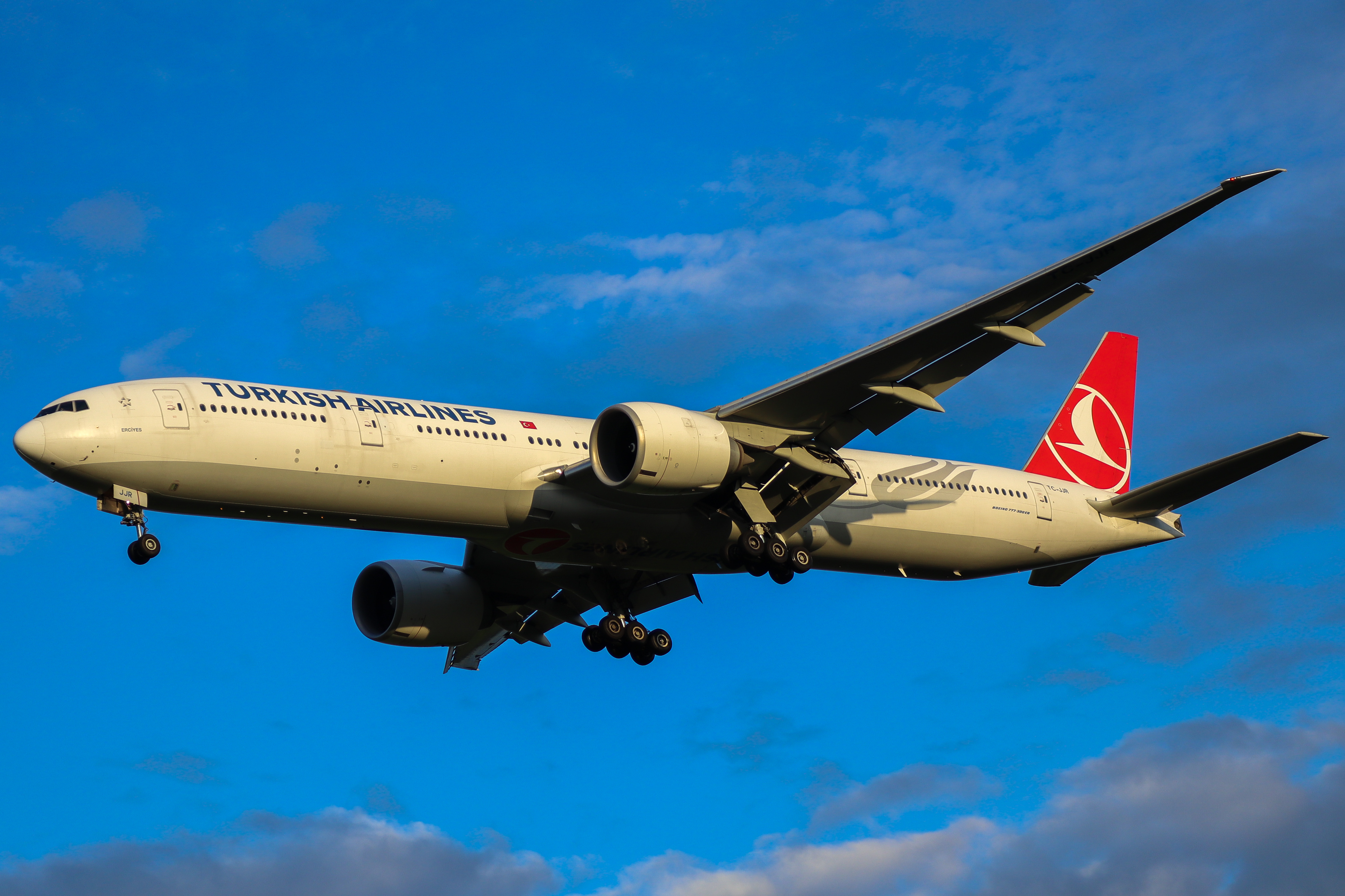 Full size: Turkish Airlines Boeing 777-300ER TC-JJR at Washington Dulles International Airport