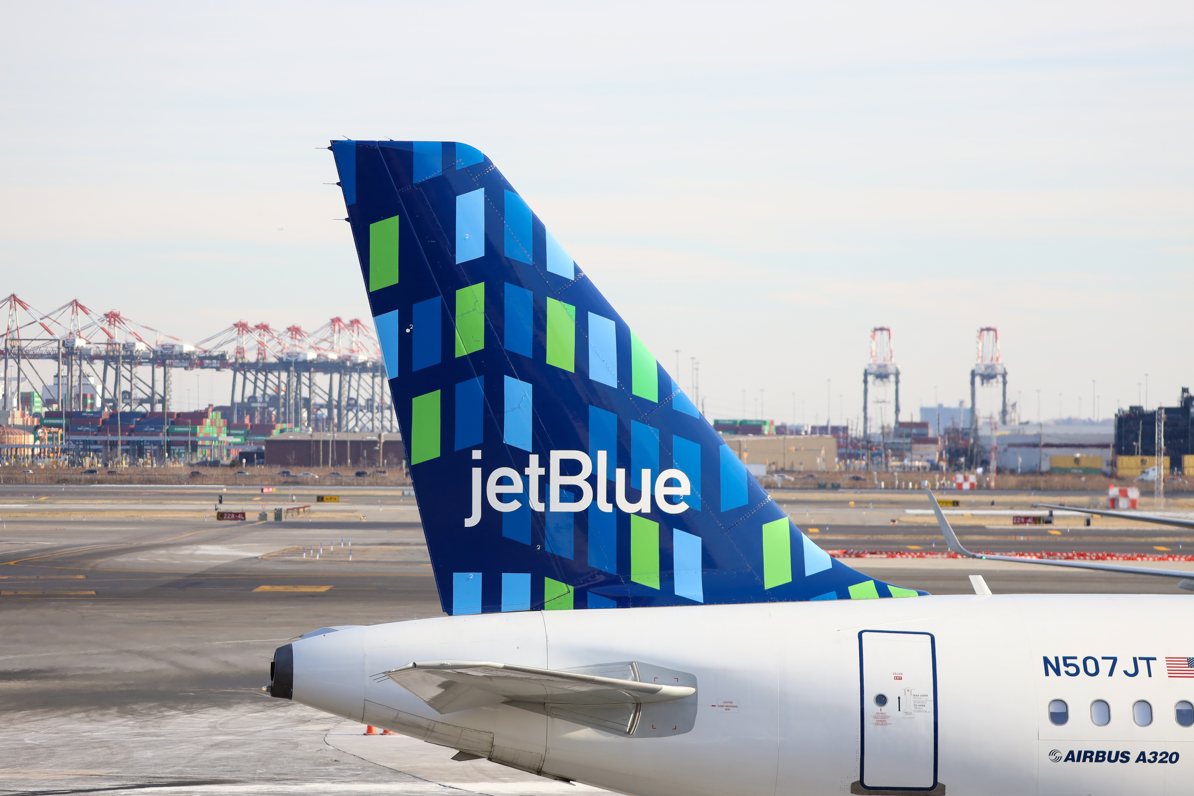 Full size: JetBlue Airways Airbus A320 N507JT at Newark Liberty International Airport