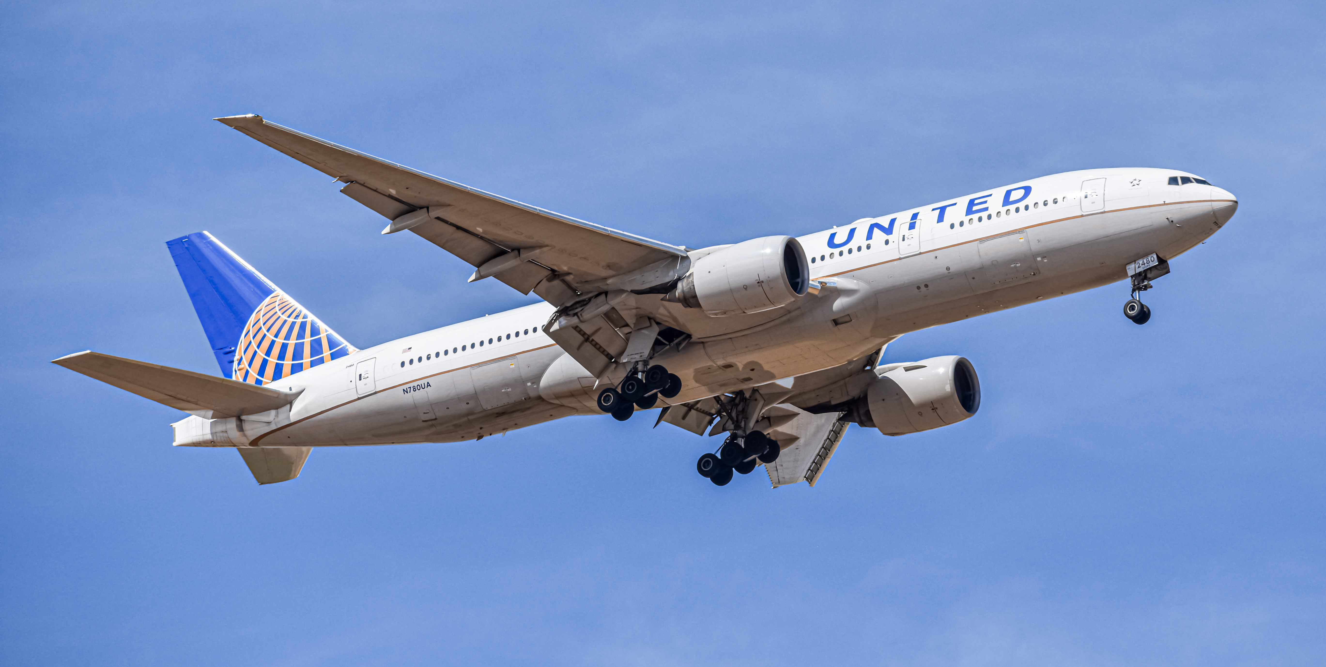 Full size: United Airlines Boeing 777-200 N780UA at Denver International Airport