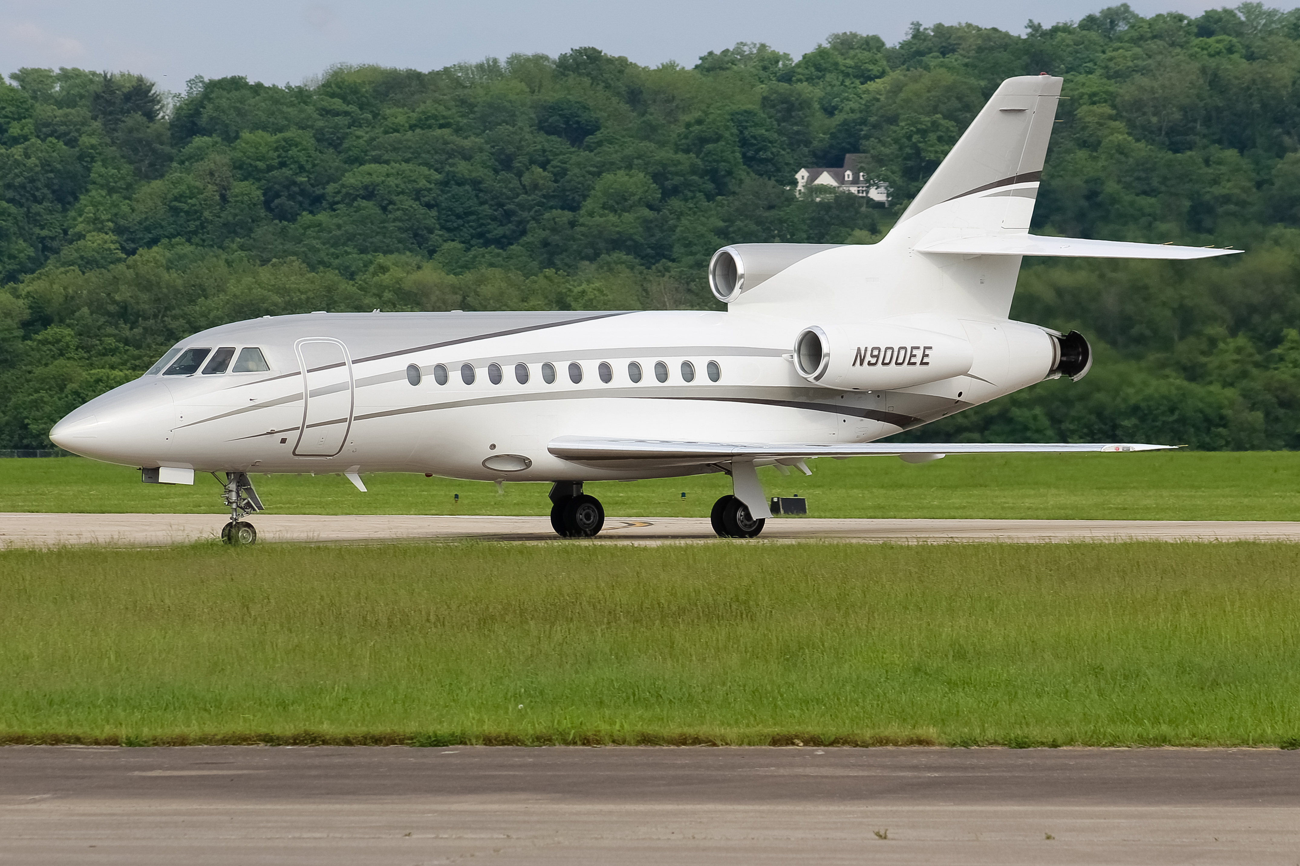 Full size: PRIVATE  Dassault Falcon 900 N900EE at Cincinnati Municipal Airport/Lunken Field
