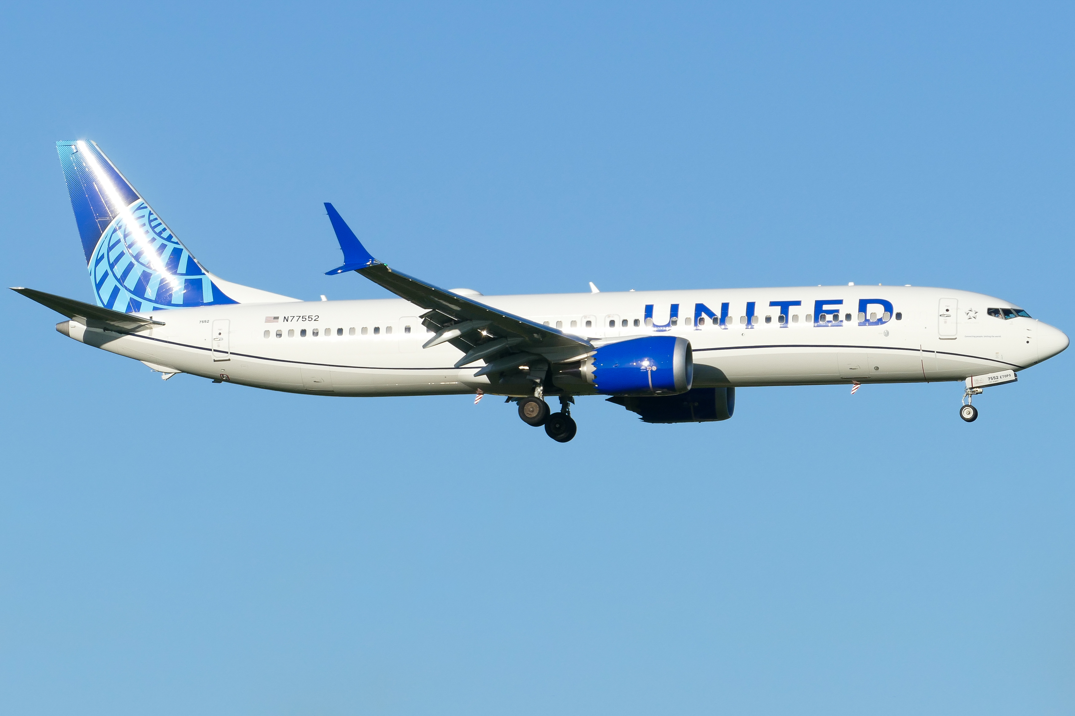Full size: United Airlines Boeing 737 MAX 9 N77552 at Austin-Bergstrom International Airport