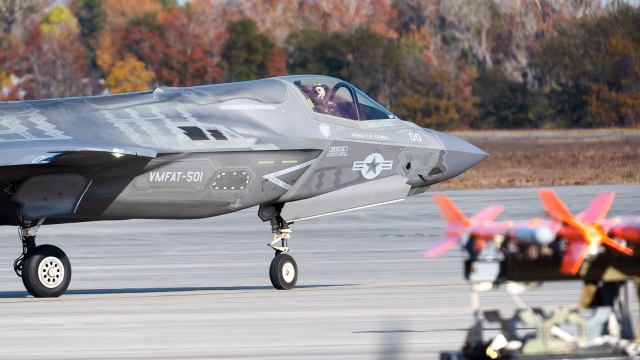 Full size: USMC Lockheed Martin F-35 Lightning 168826 at Savannah/Hilton Head International Airport