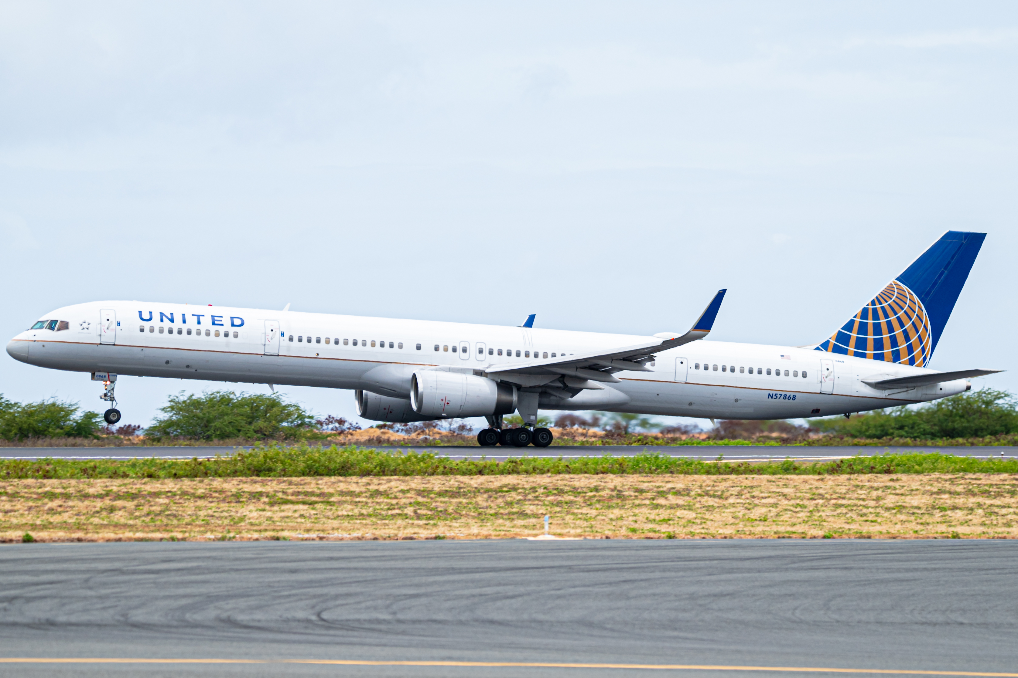 Full size: United Airlines Boeing 757-300 N57868 at Daniel K Inouye International Airport