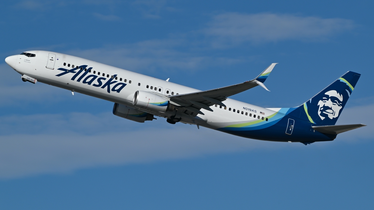 Full size: Alaska Airlines Boeing 737-900 N319AS at Los Angeles International Airport