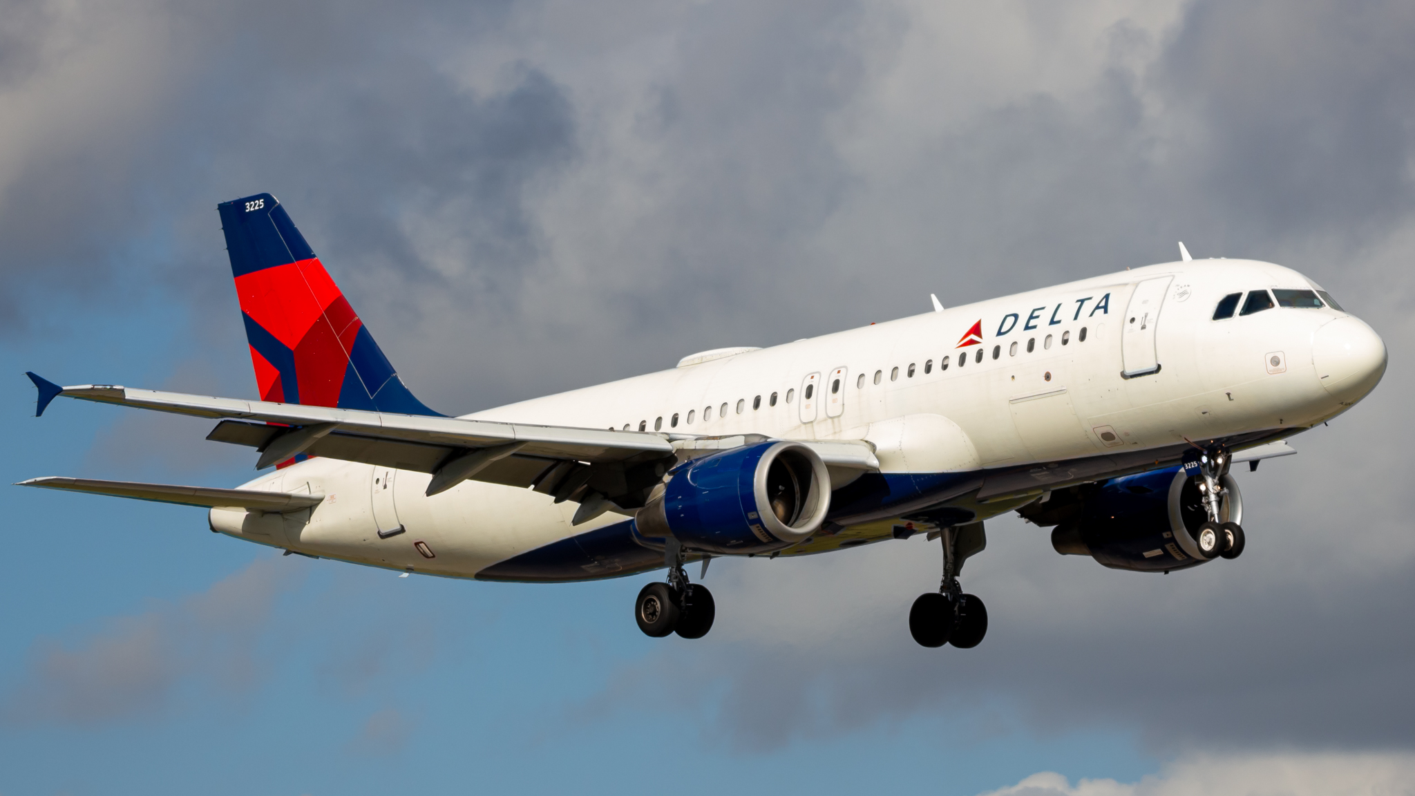 Full size: Delta Airlines Airbus A319 N325US at Miami International Airport