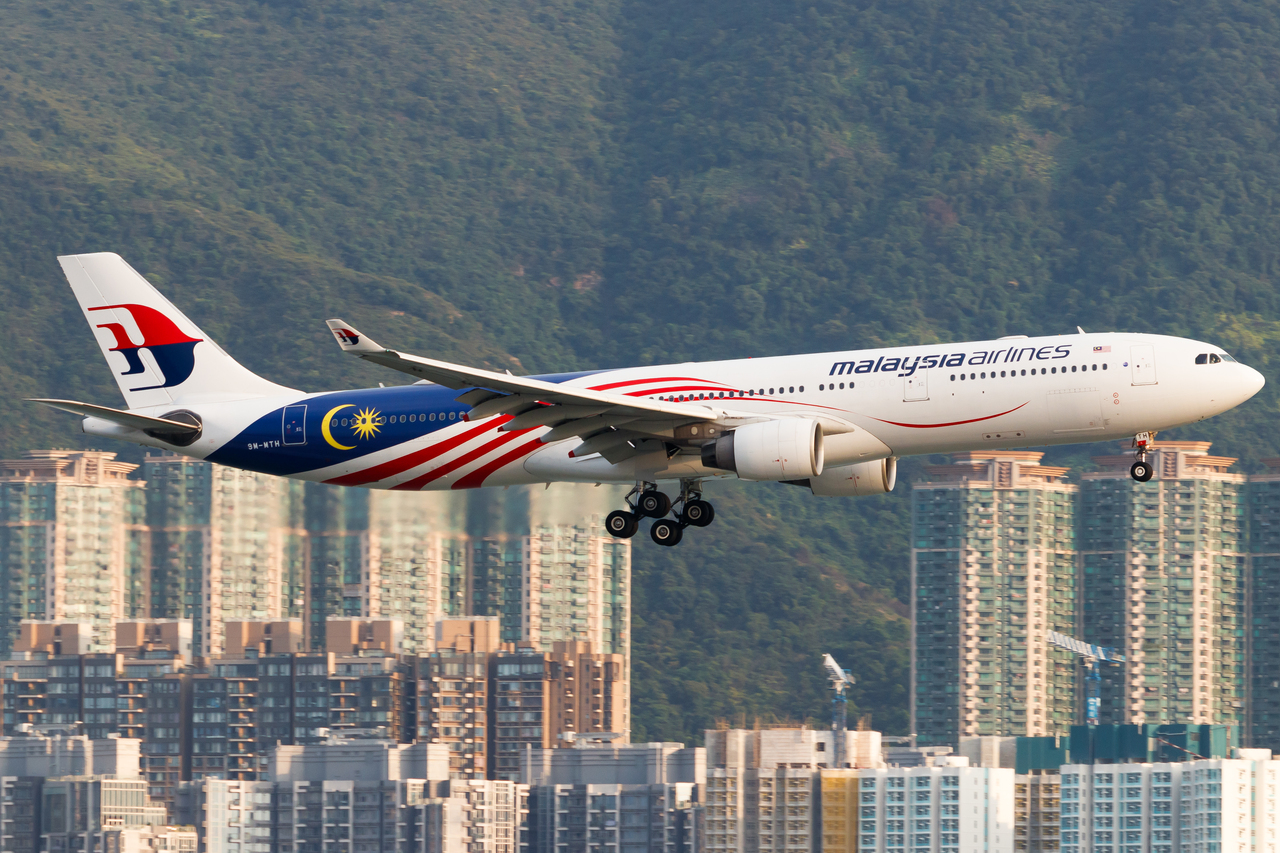 Full size: Malaysia Airlines Airbus A330-300 9M-MTH at Hong Kong International Airport