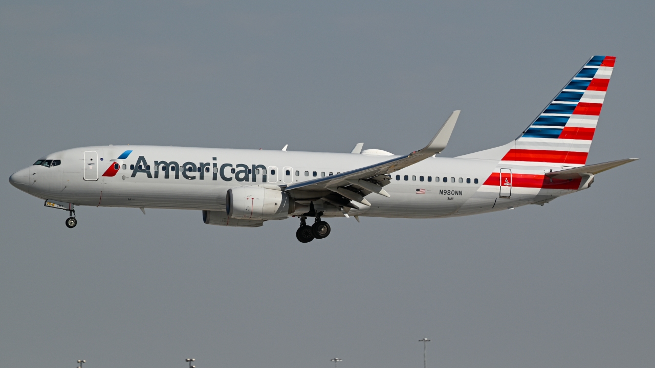 Full size: American Airlines Boeing 737-800 N980NN at Dallas-Fort Worth International Airport