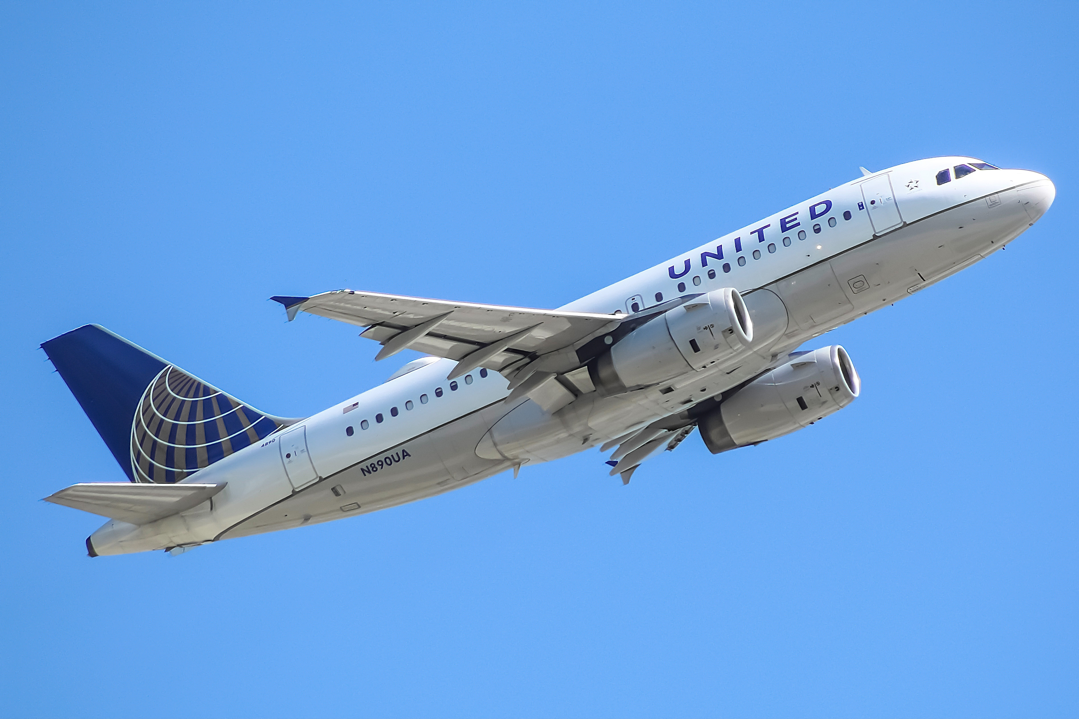 Full size: United Airlines Airbus A319 N890UA at Chicago O'Hare International Airport
