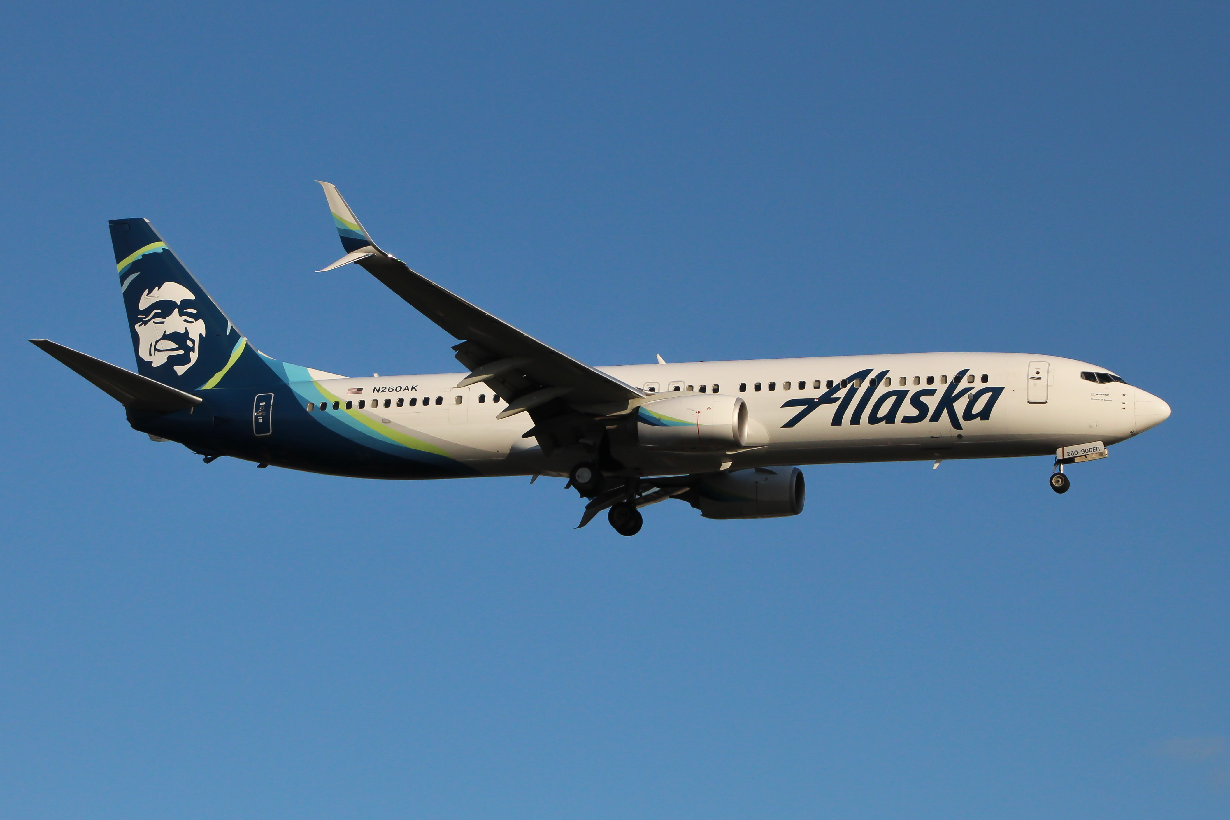Full size: Alaska Airlines Boeing 737-900ER N260AK at Newark Liberty International Airport