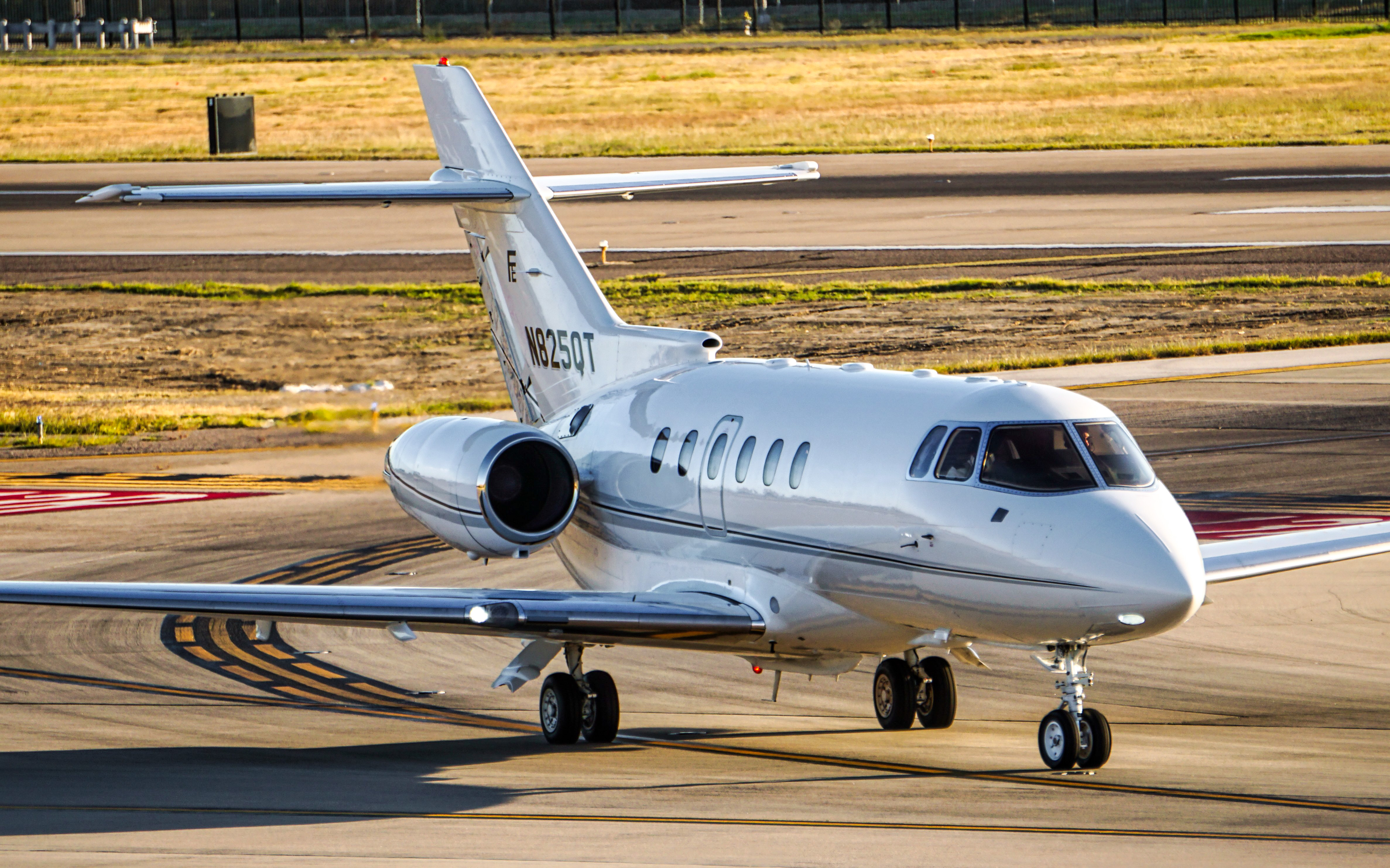 Full size: PRIVATE Hawker 800XP N825QT at Dallas Love Field Airport