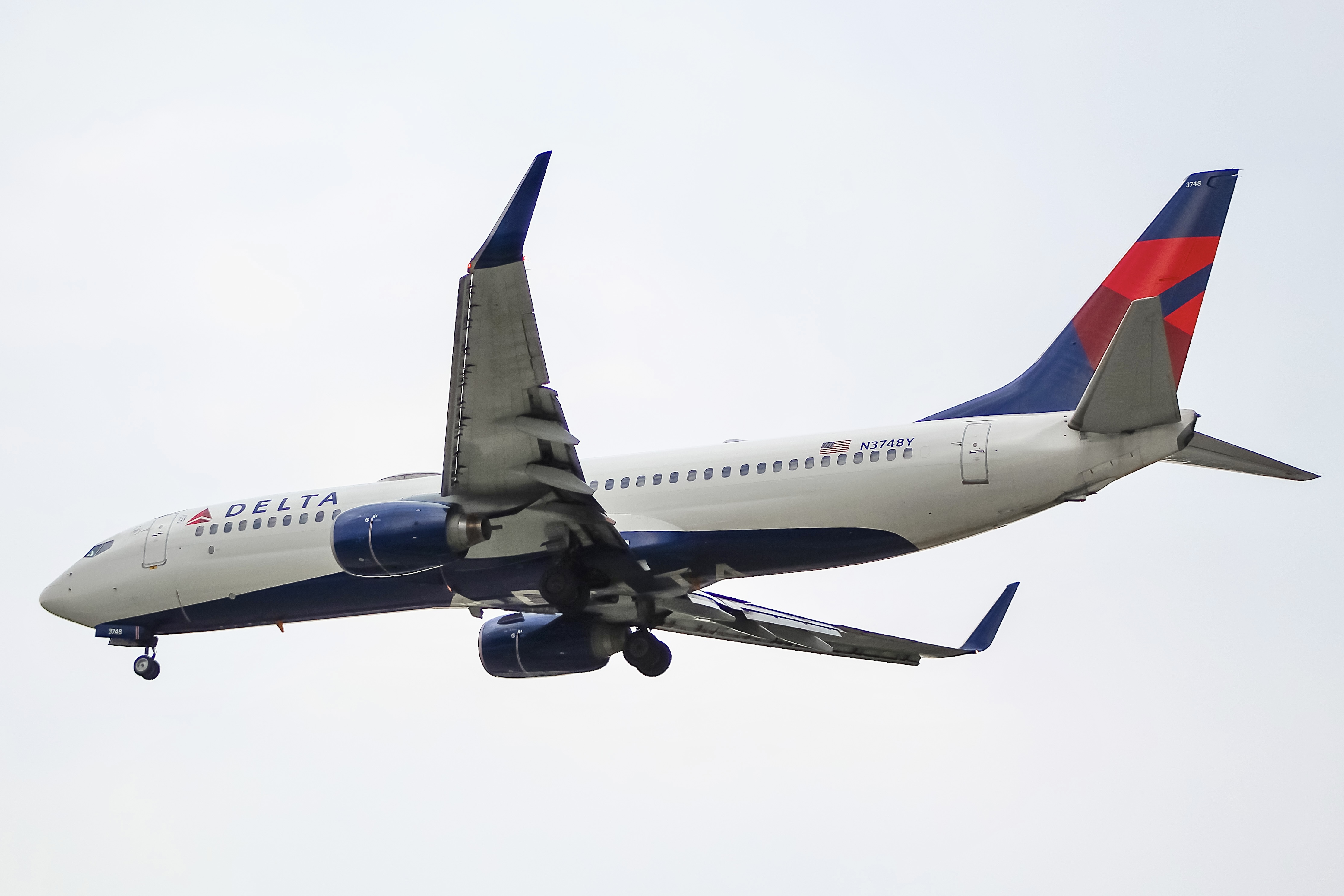 Full size: Delta Airlines Boeing 737-800 N3748Y at General Mitchell International Airport