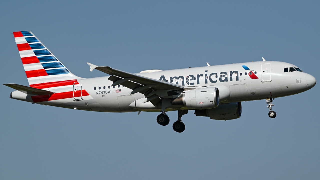 Full size: American Airlines Airbus A319 N747UW at Dallas-Fort Worth International Airport